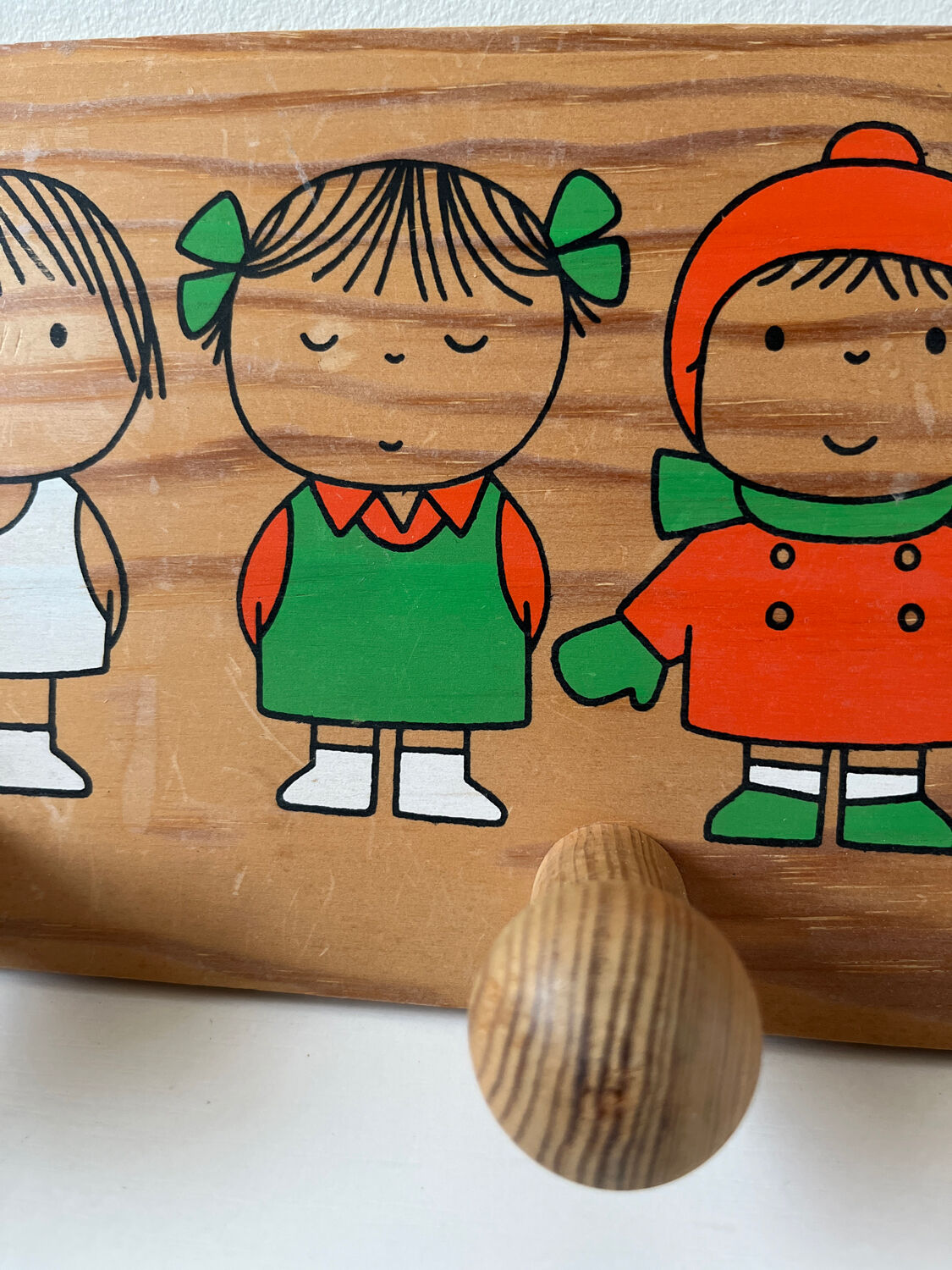 Wall-mounted coat rack