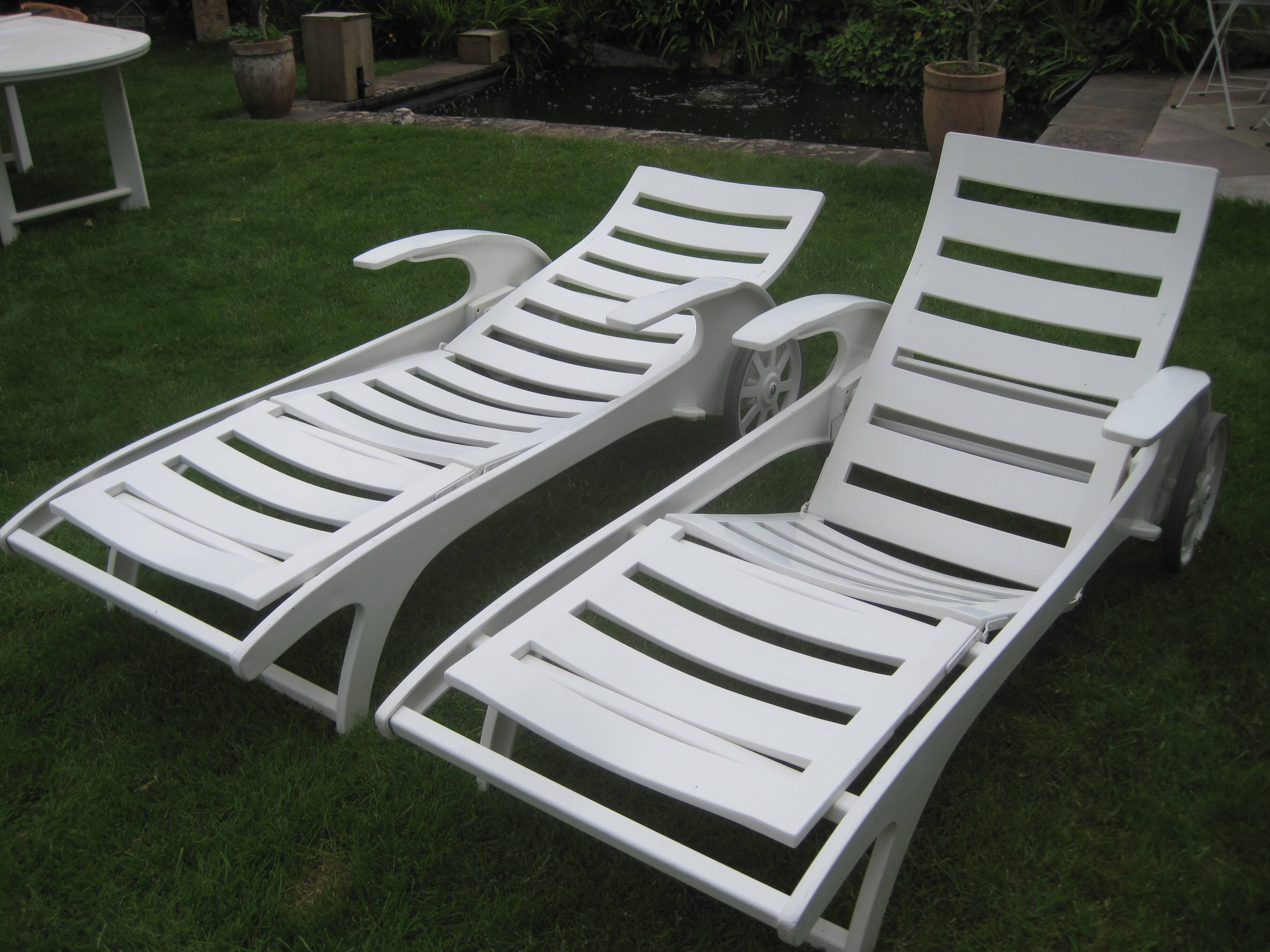 Paire de chaises longues d'extérieur Riviera par le fabricant français Triconfort Mid-Century