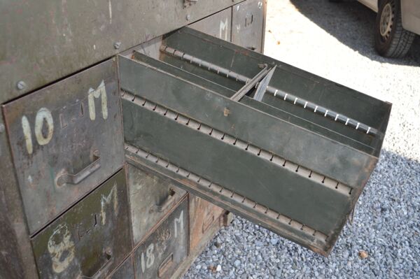 Meuble d'atelier à tiroirs en fer