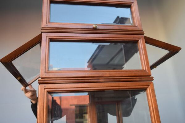 Étonnante vitrine tournante en merisier  années 50