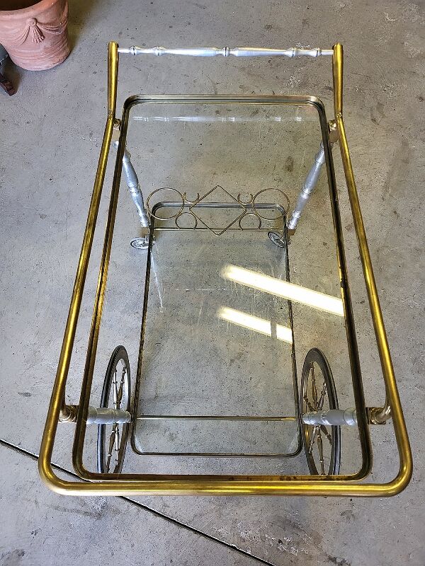 Desserte a roulettes en alu laiton et verre 1960