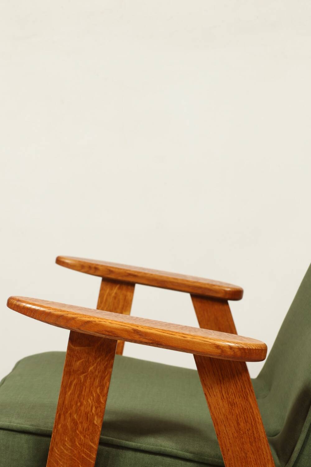 Fauteuil vintage moderne chêne clair vert royal 1962 design par Chierowski