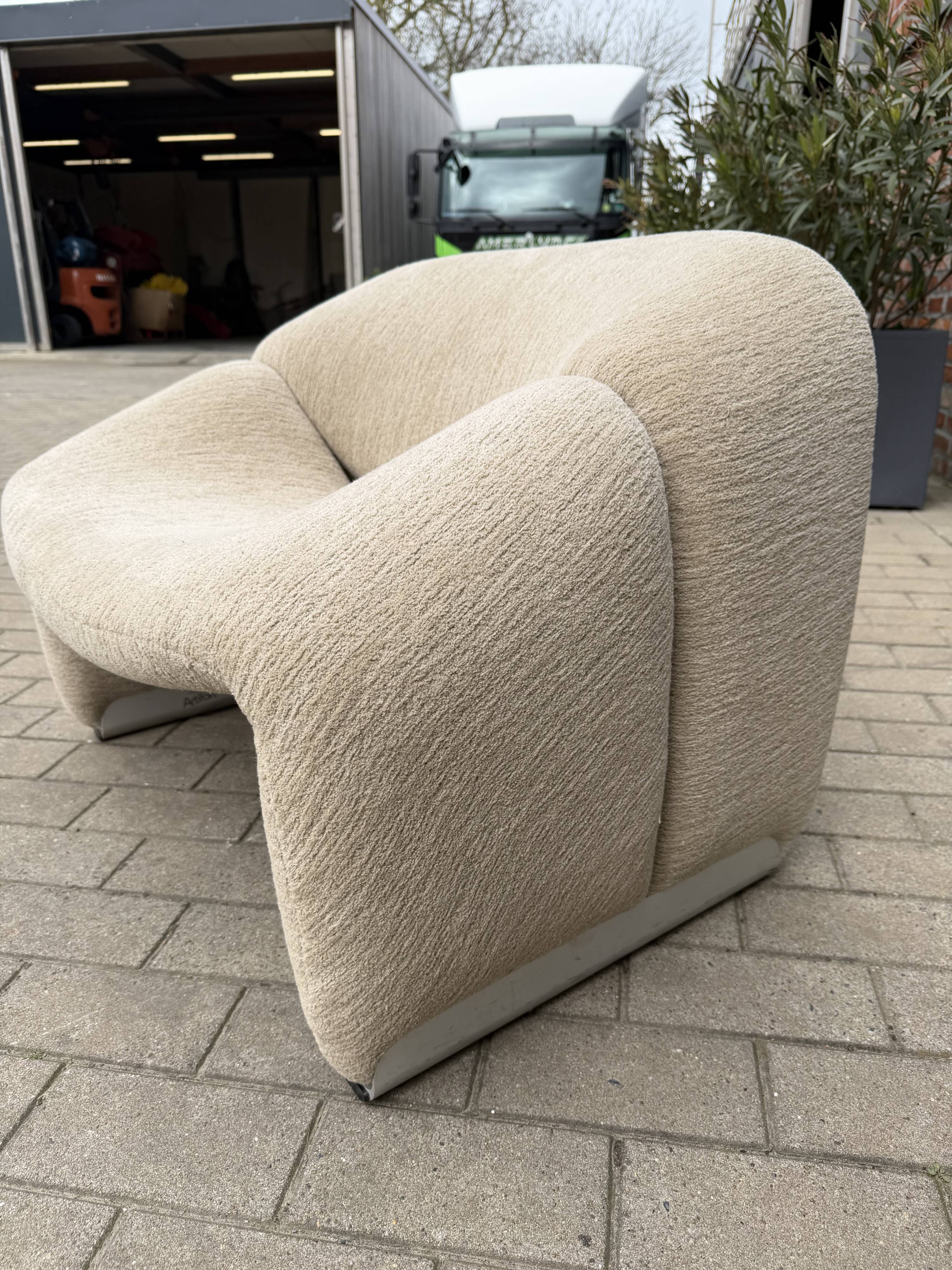 2x Artifort Groovy F598 Pierre Paulin, Pierre Frey: Chenille Igor (Sable)