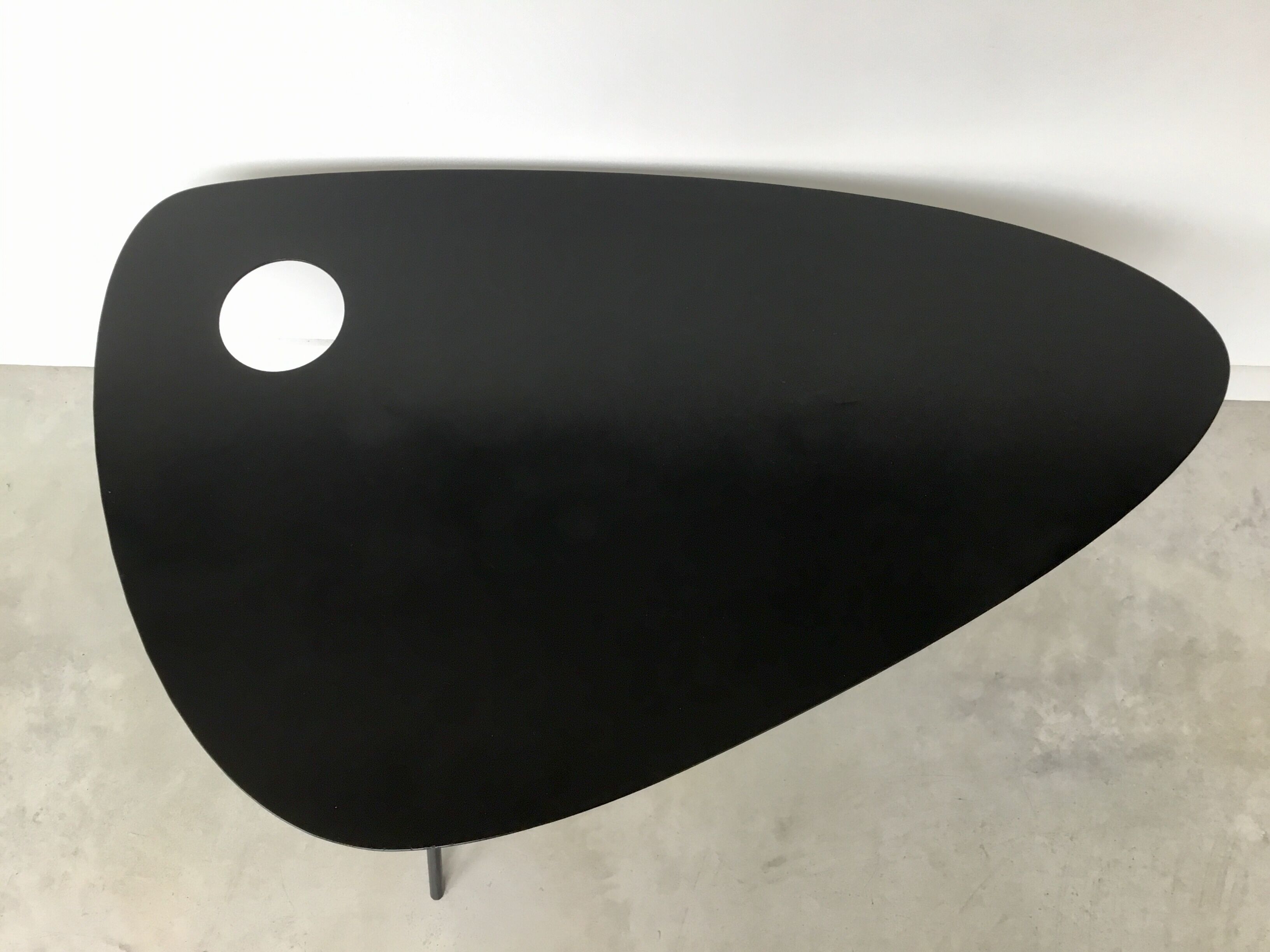 Tripod coffee table in the shape of a black metal painter's palette - 20th century
