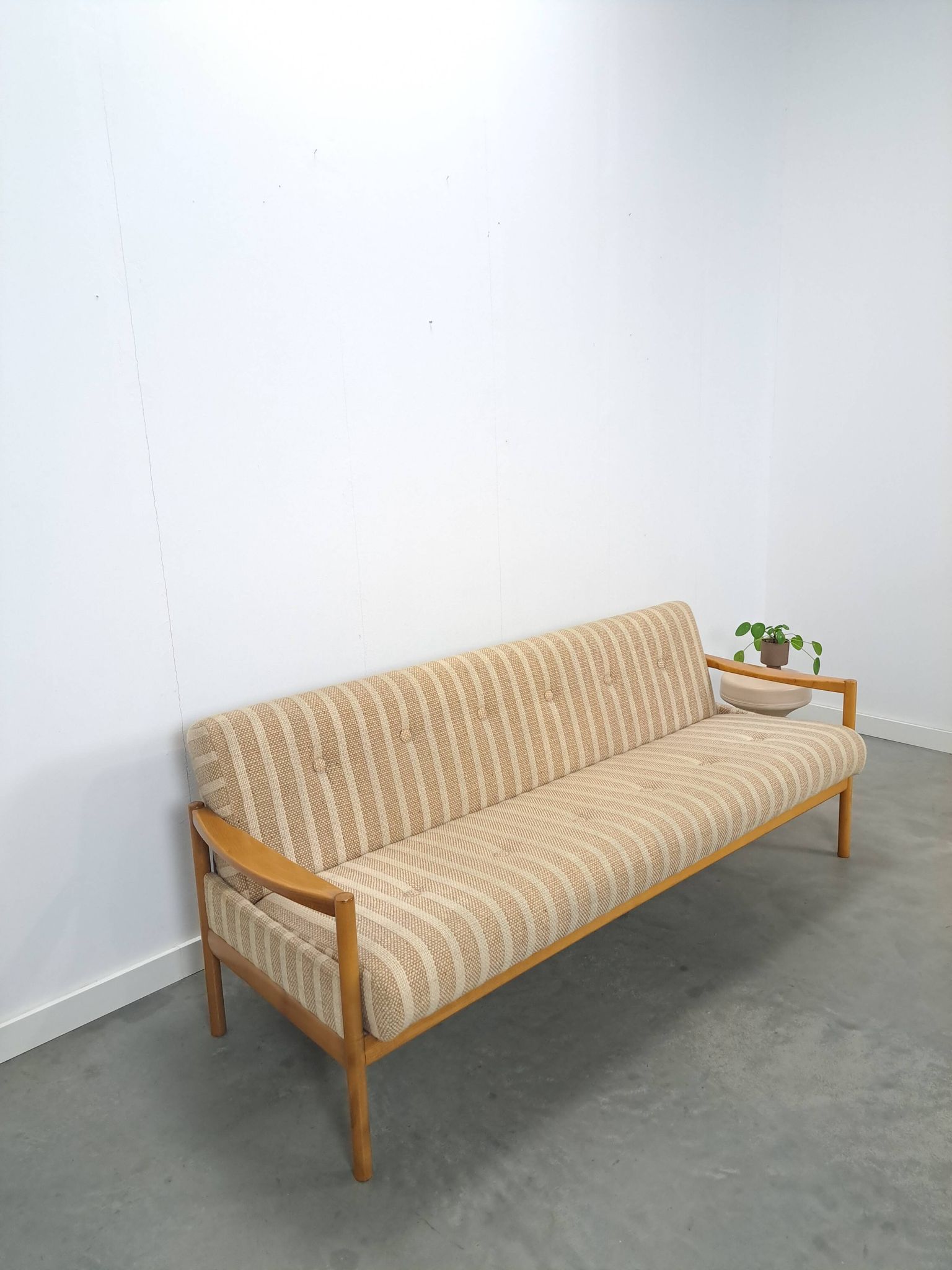 Canapé-lit beige rayé avec cadre en bois