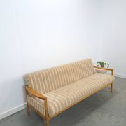 Canapé-lit beige rayé avec cadre en bois
