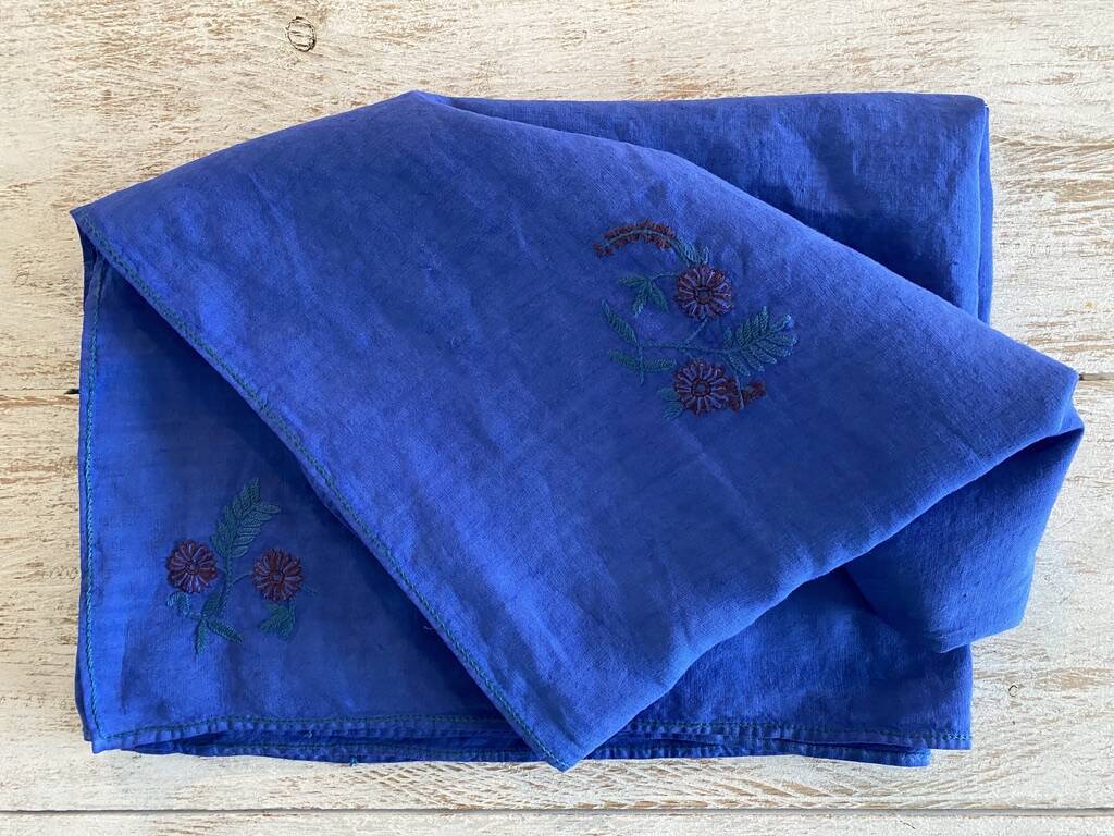 Vintage hand-embroidered tablecloth, floral patterns - Ocean blue - Linen - 160x155 cm