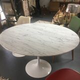 Round dining table with tulip and marble tray