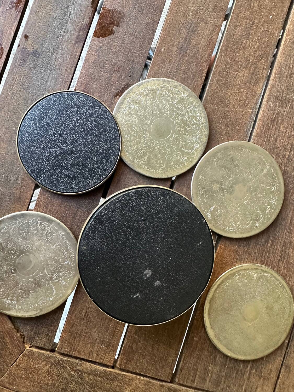 Lot de 5 sous verres en métal gravé