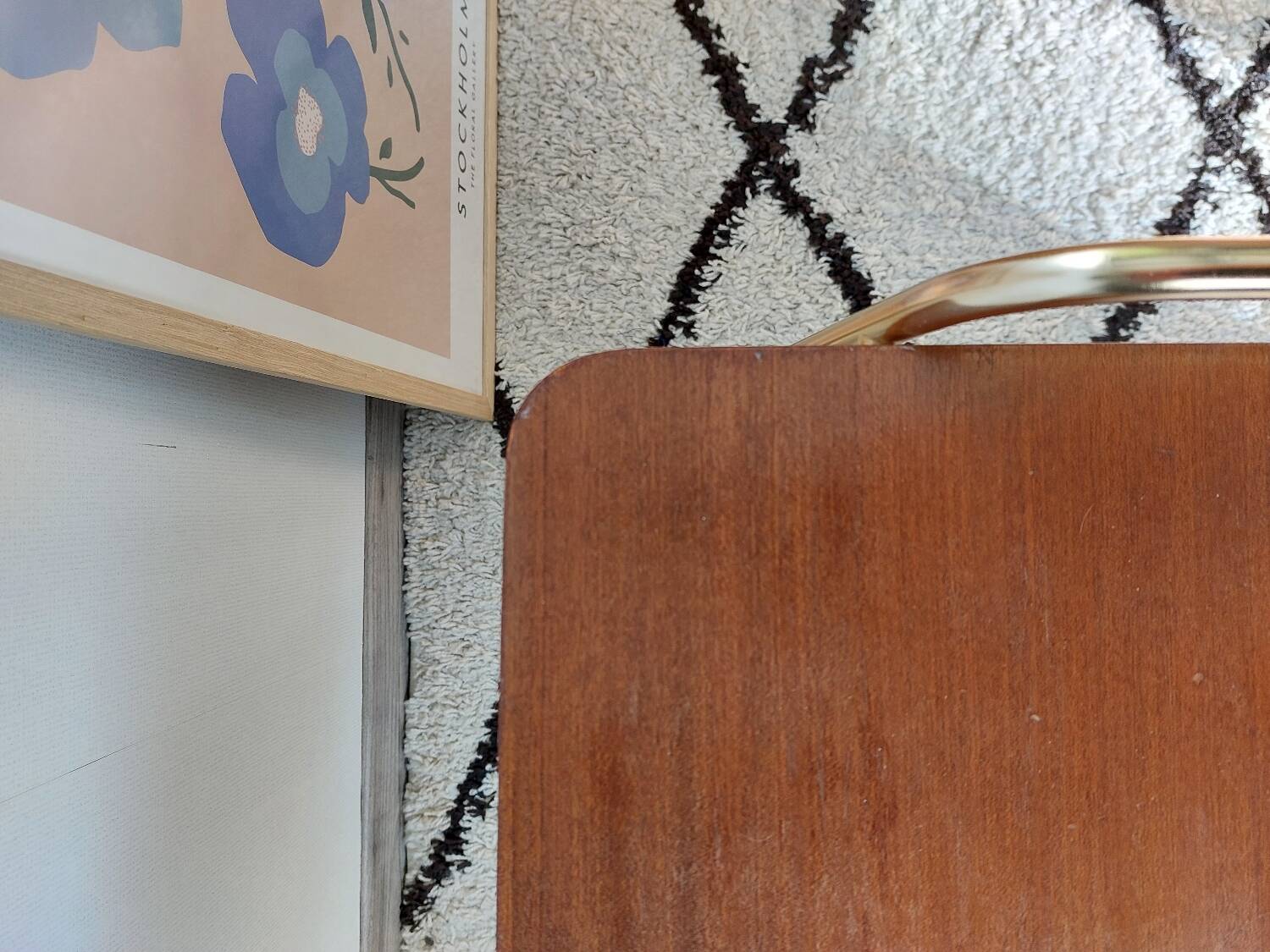 Side table for storing vinyl records