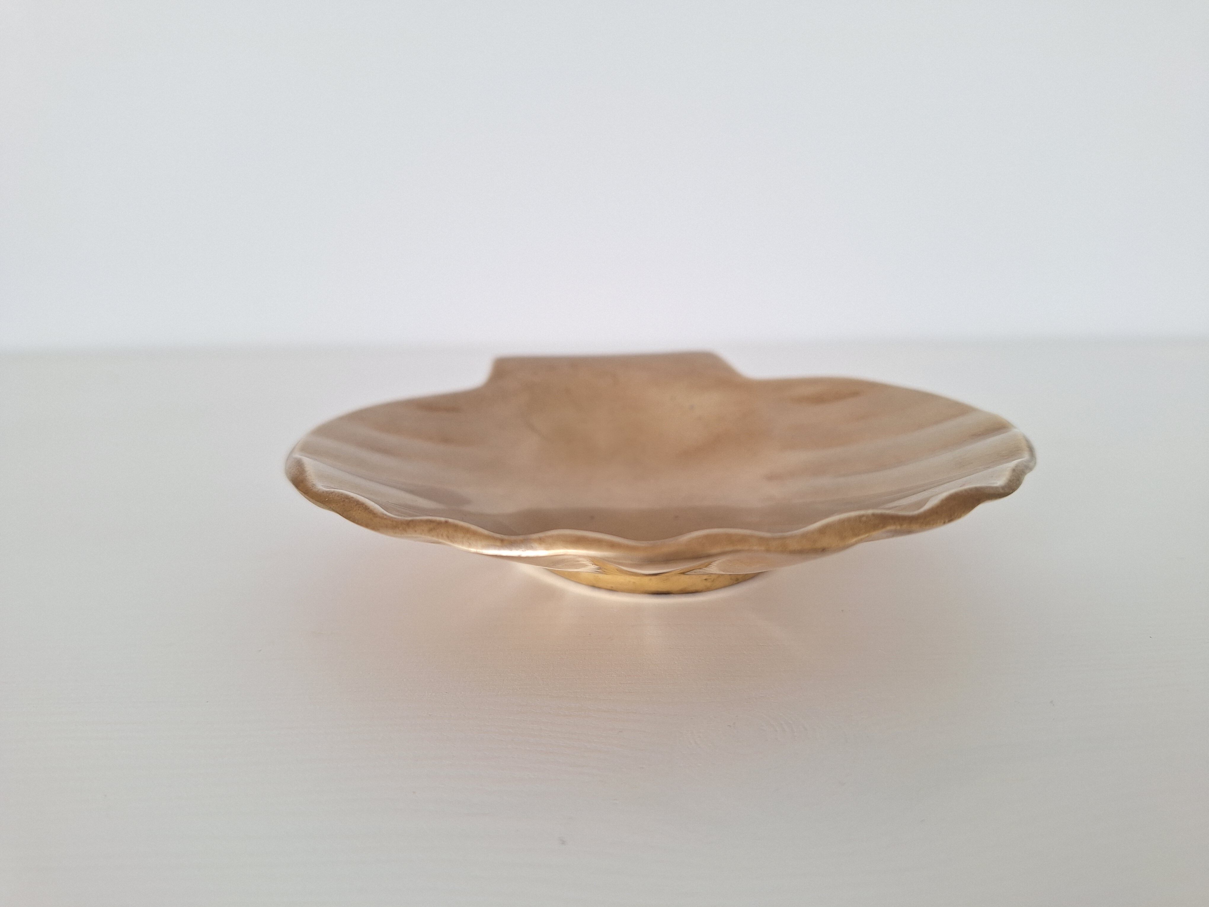 Shell-shaped brass catchall.