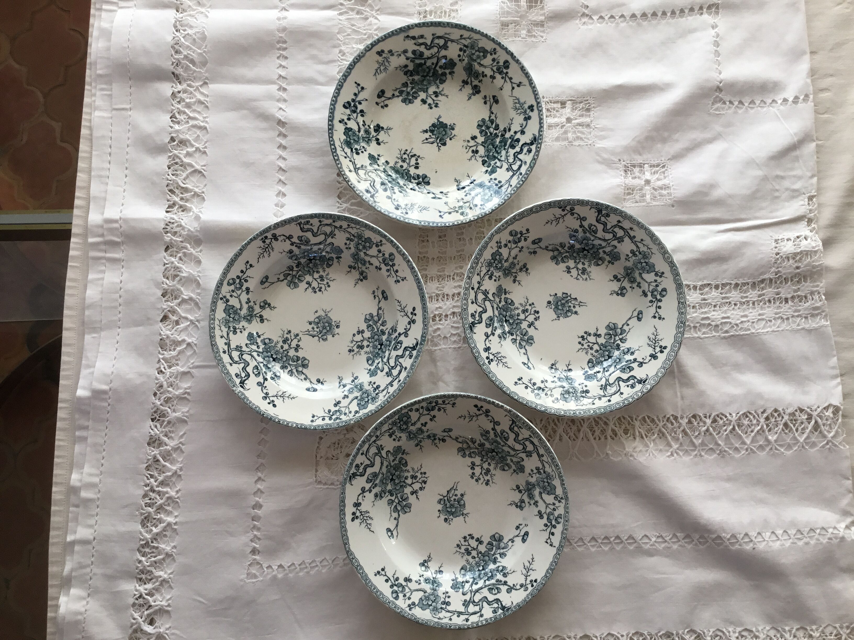 Set of 4 plates of the faience factory of gien