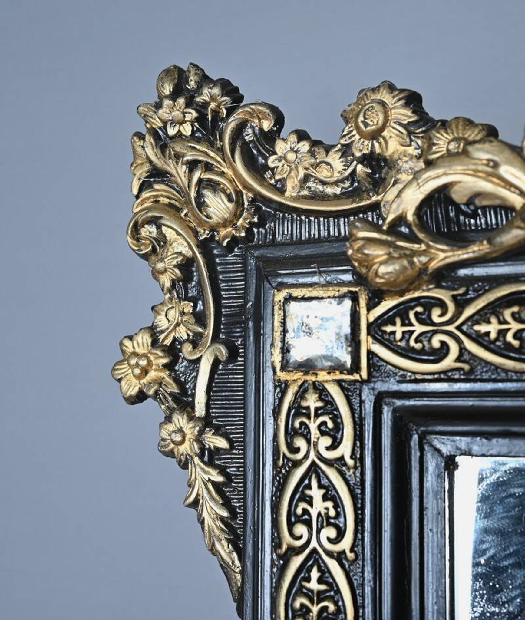 Important Mirror with Pediment, Napoleonic III period – 2nd half of the 19th century