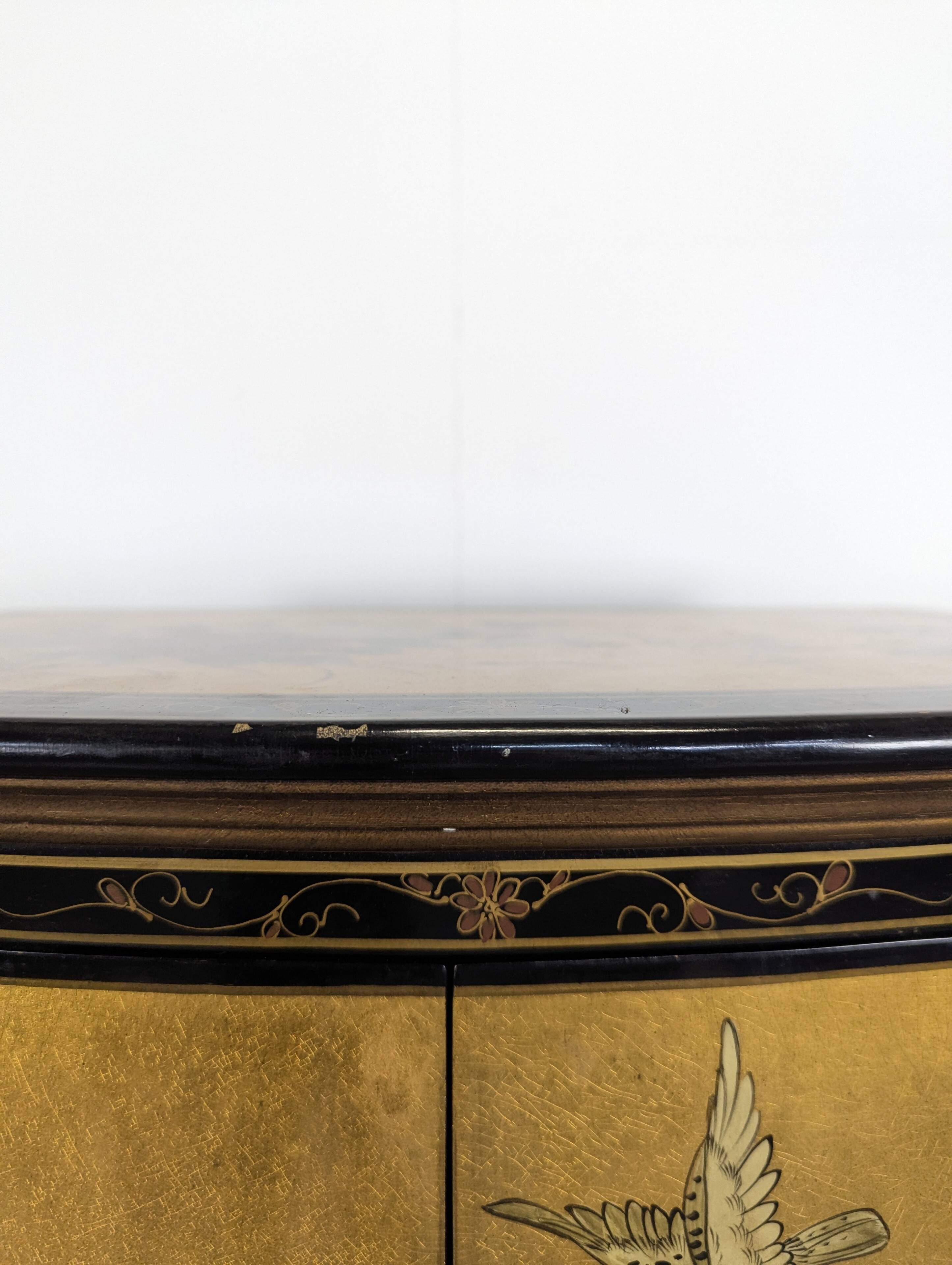 Cabinet doré laqué chinois