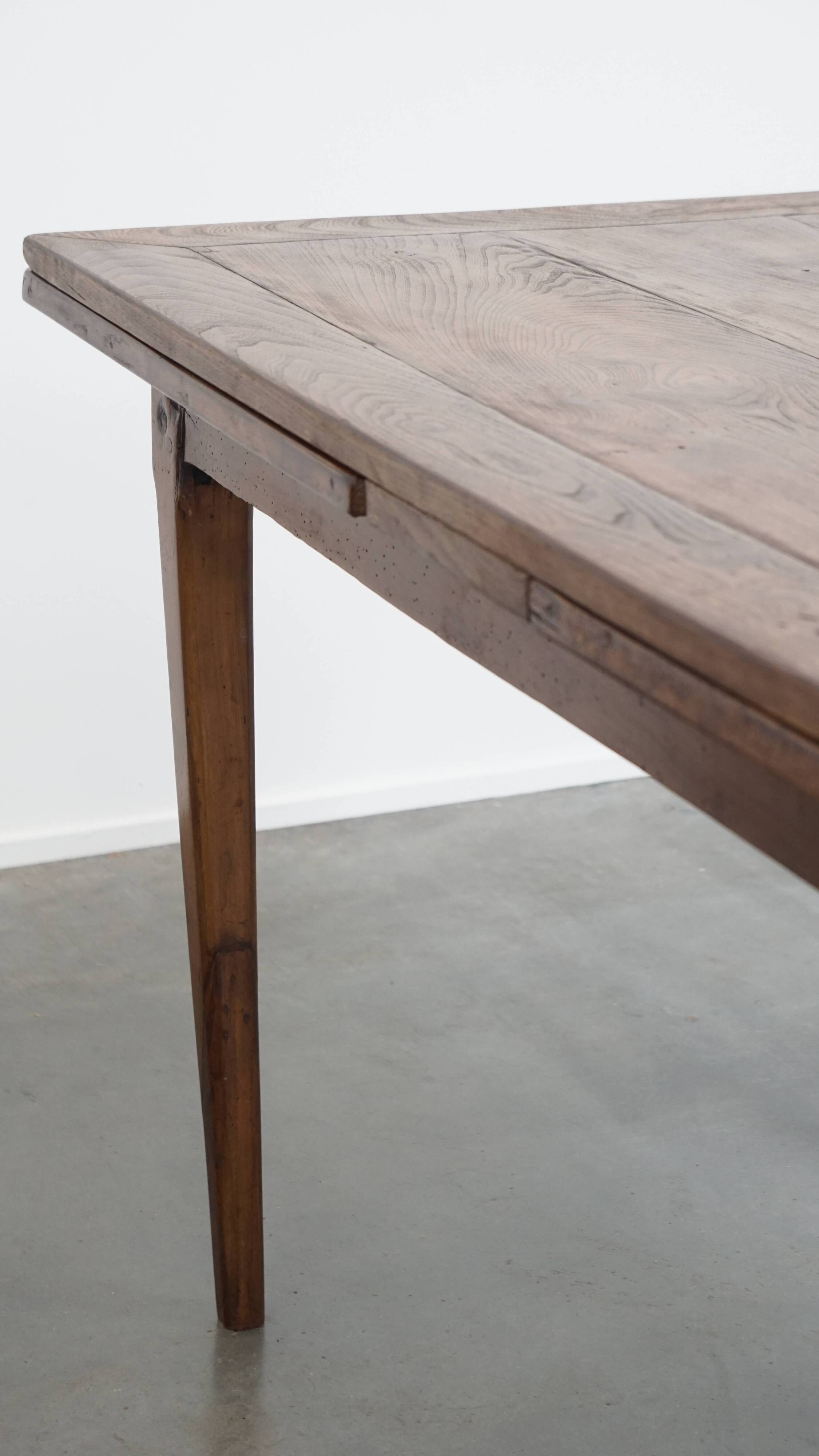 English Antique Extendable Dining Table in Elm and Cherry Wood