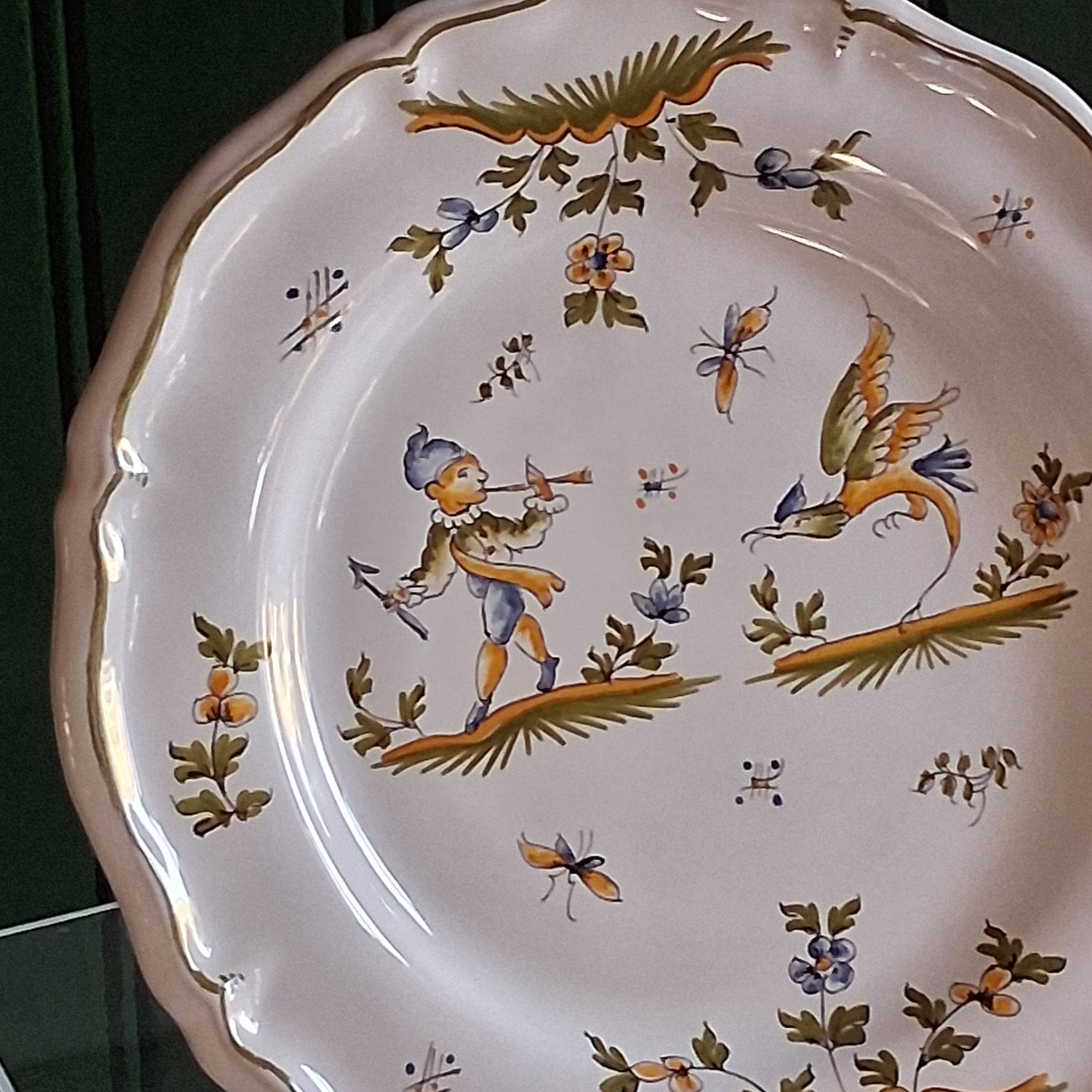 Moustiers scalloped plate in very good condition.