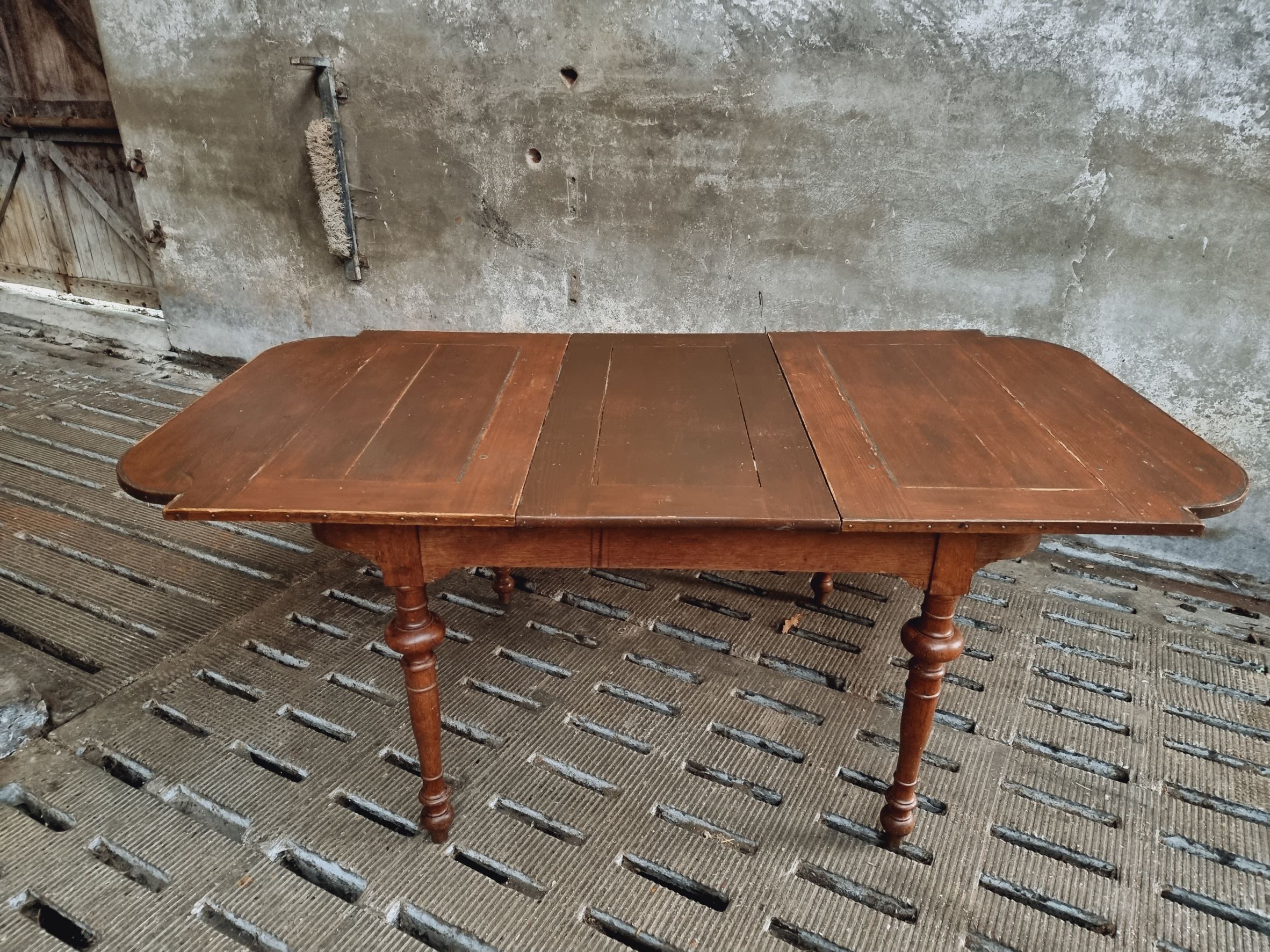 Antique extendable diningtable