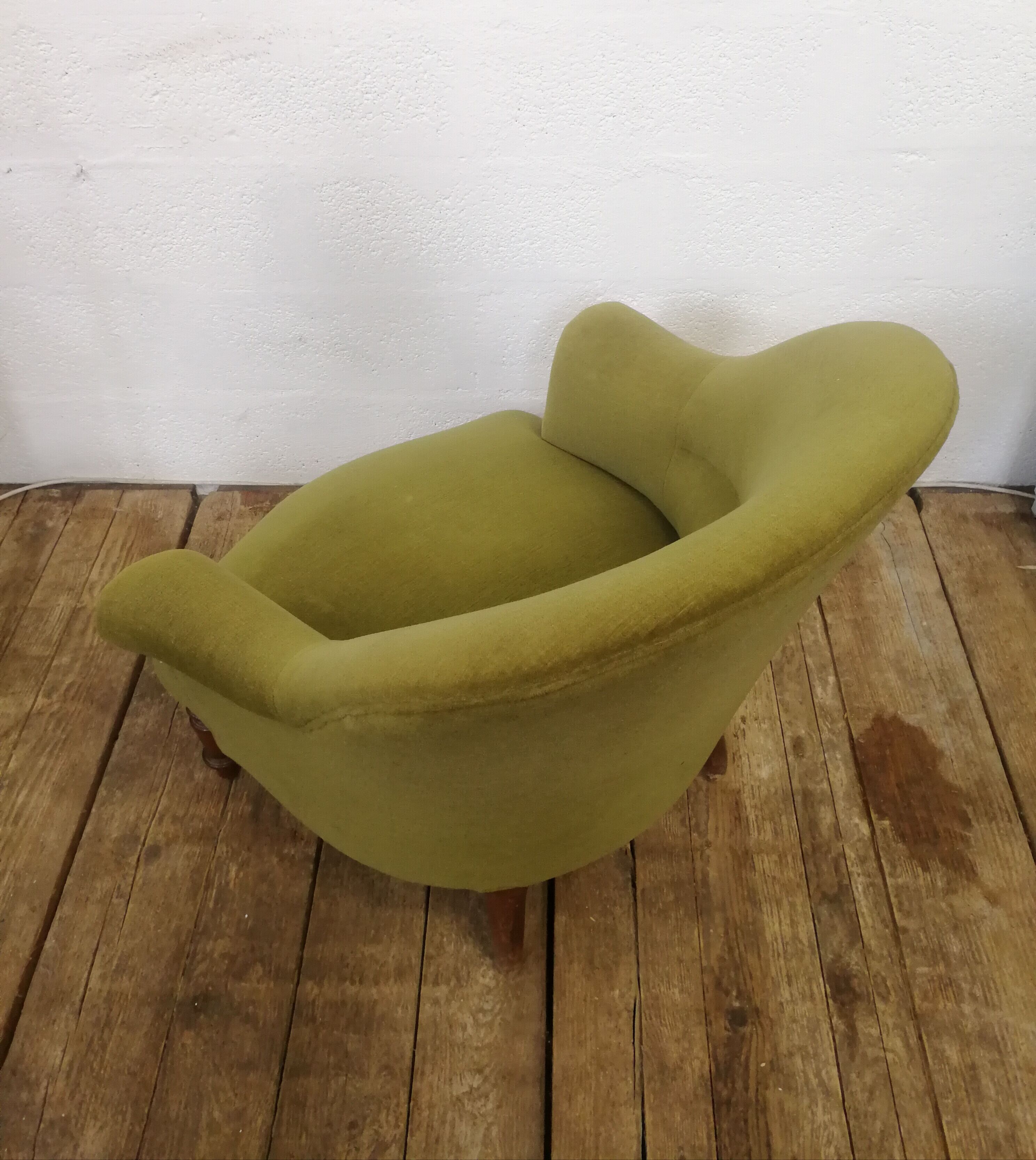 Armchair old green toad