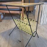 Scoubidou floor lamp with magazine rack
