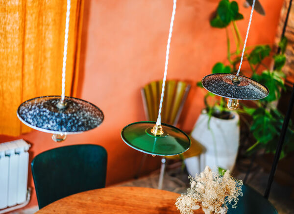 Suspension verte en tôle émaillée