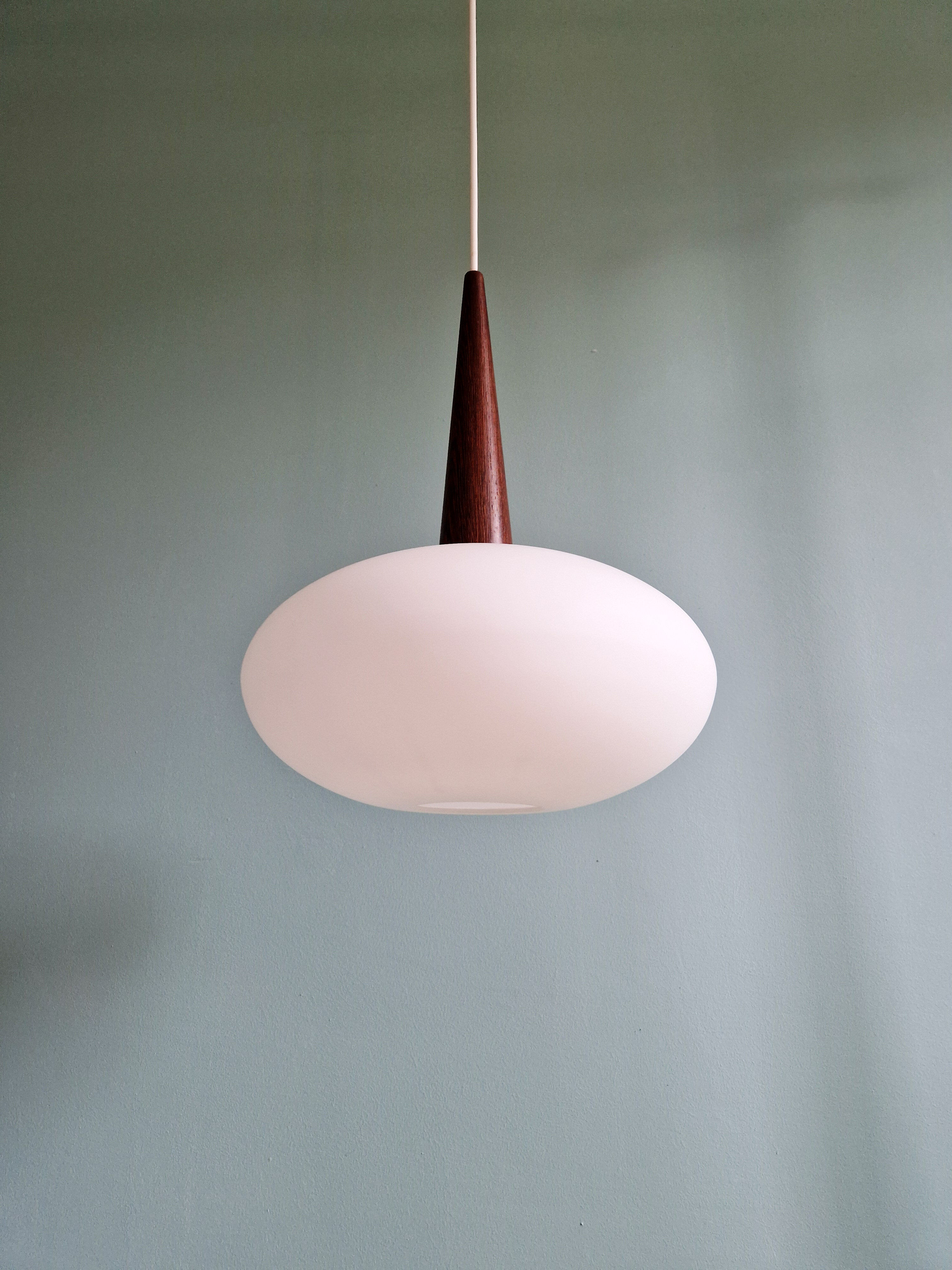 Scandinavian pendant light in teak and white opaline, Louis Kalff, Philips, 1960.