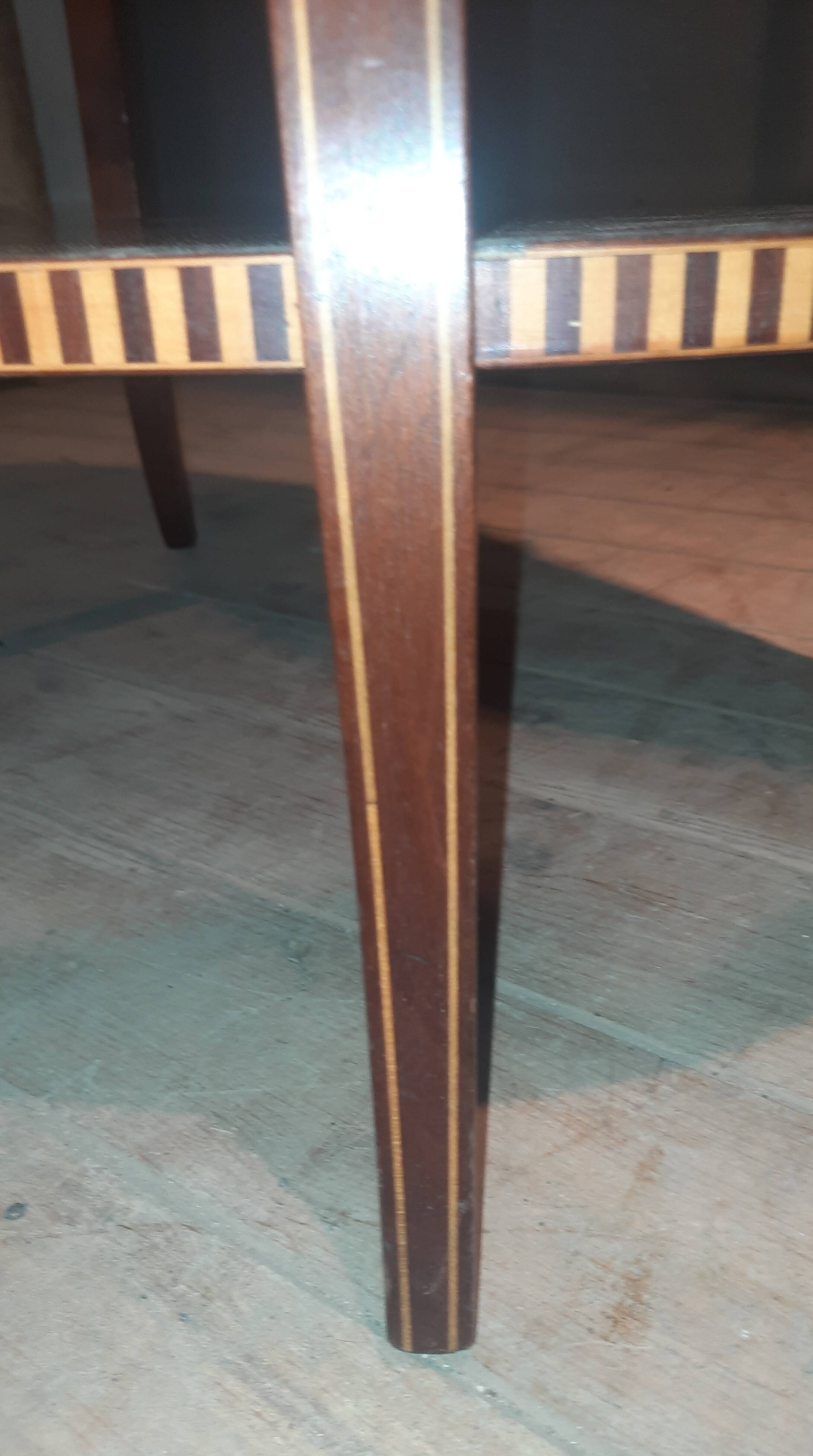 Oval gueridon with 3 trays