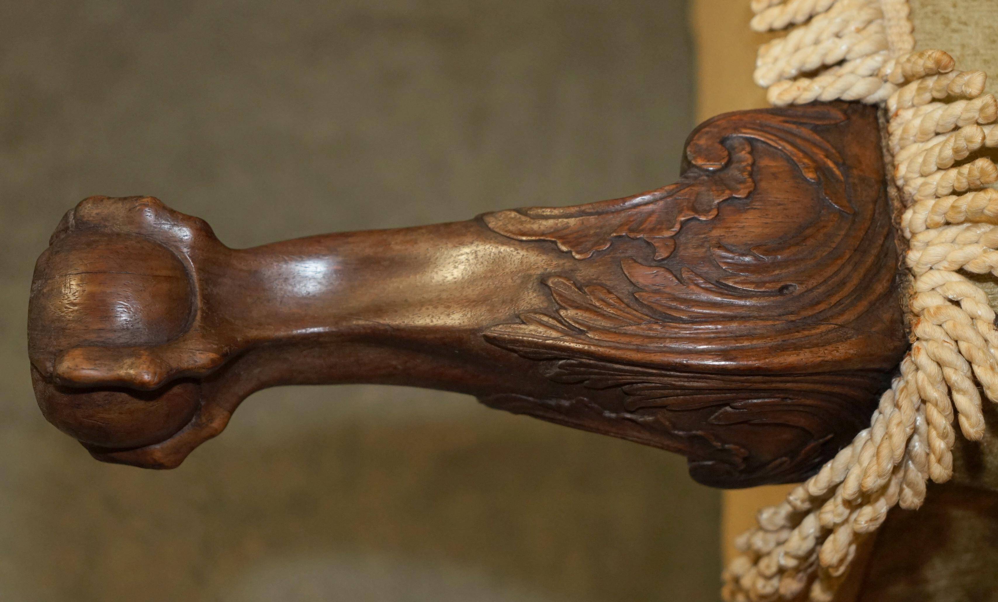 Canapé ancien George III circa 1780 sculpté à la main pieds griffe et boule