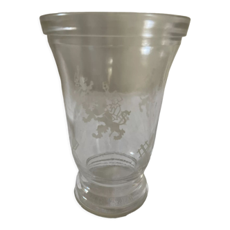 Vase en verre moulé