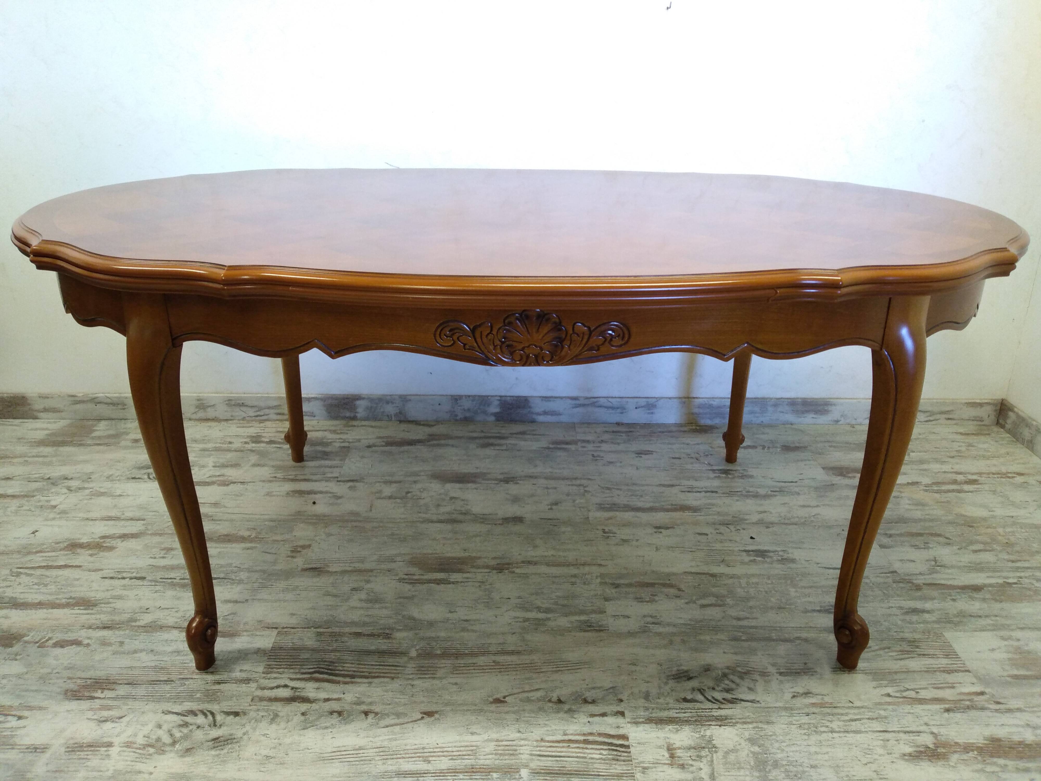 Regency style table with integrated extensions