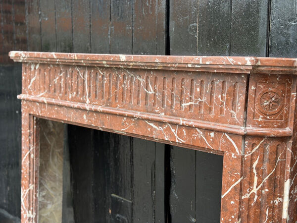 Cheminée de style Louis XVI demi-lune en marbre de Rance ou Rouge Royal, vers 1880