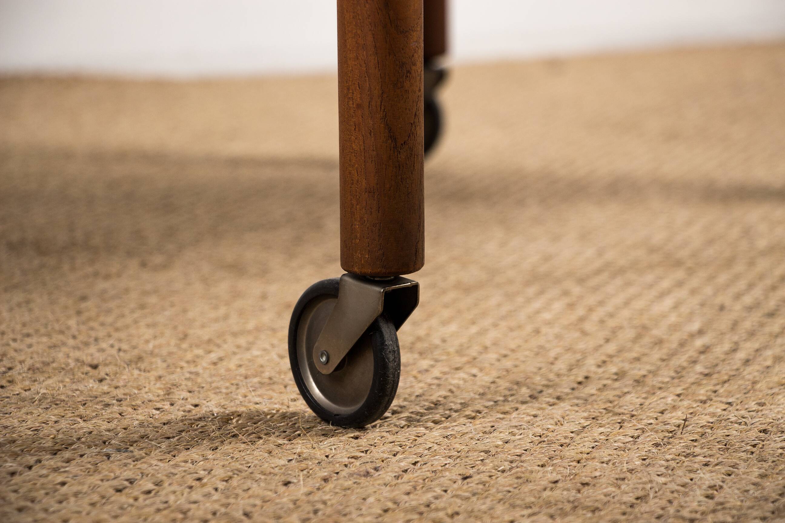 Danish extendable two-tiered teak serving trolley, 1960s, Kurt Ostervig.