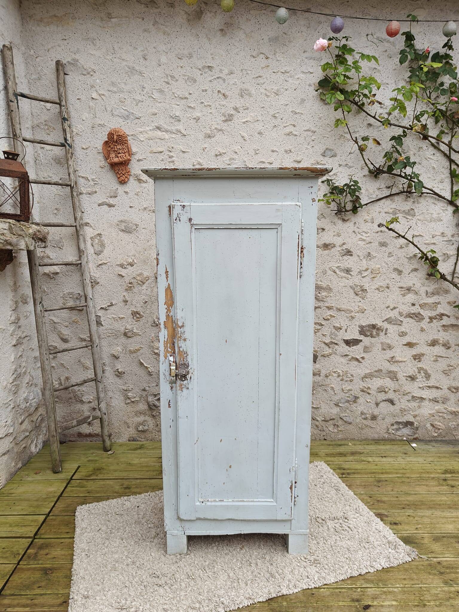 Old patinated bonnet maker