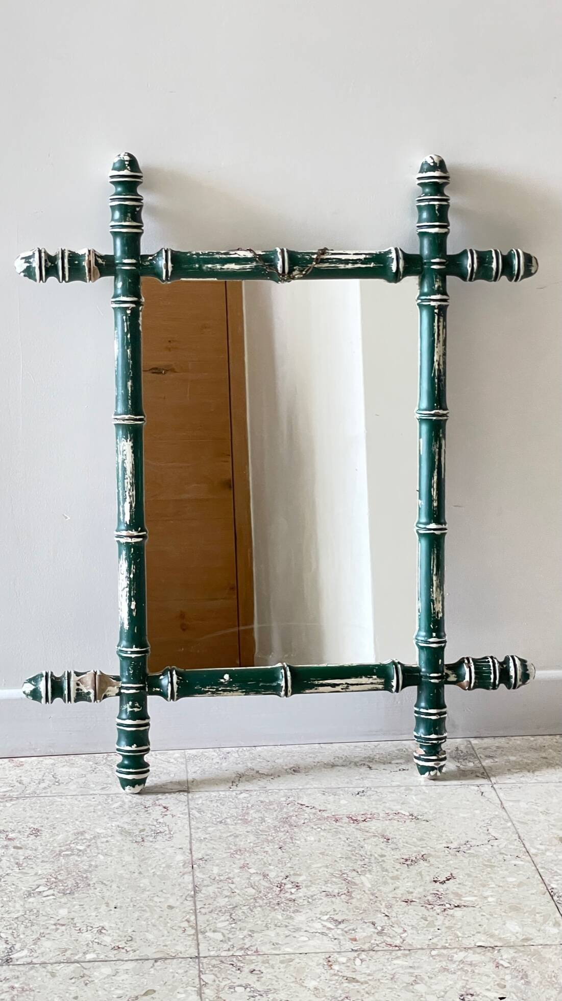 Miroir ancien en bois formant bambou