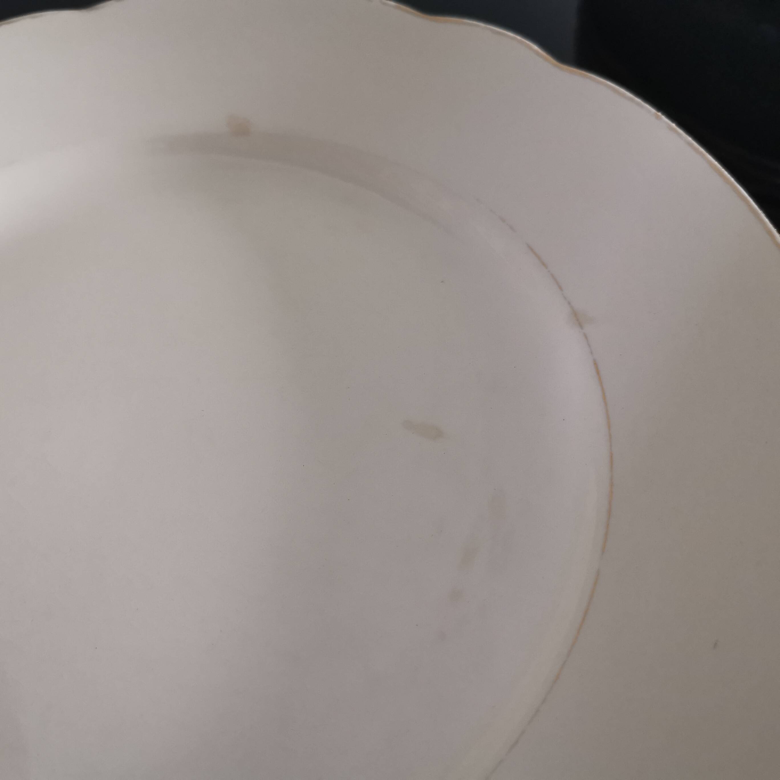 Set of 6 Villeroy and Boch flat plates in ivory color and gold edging