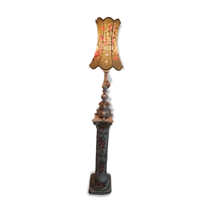 Ancienne colonne et lampe - art