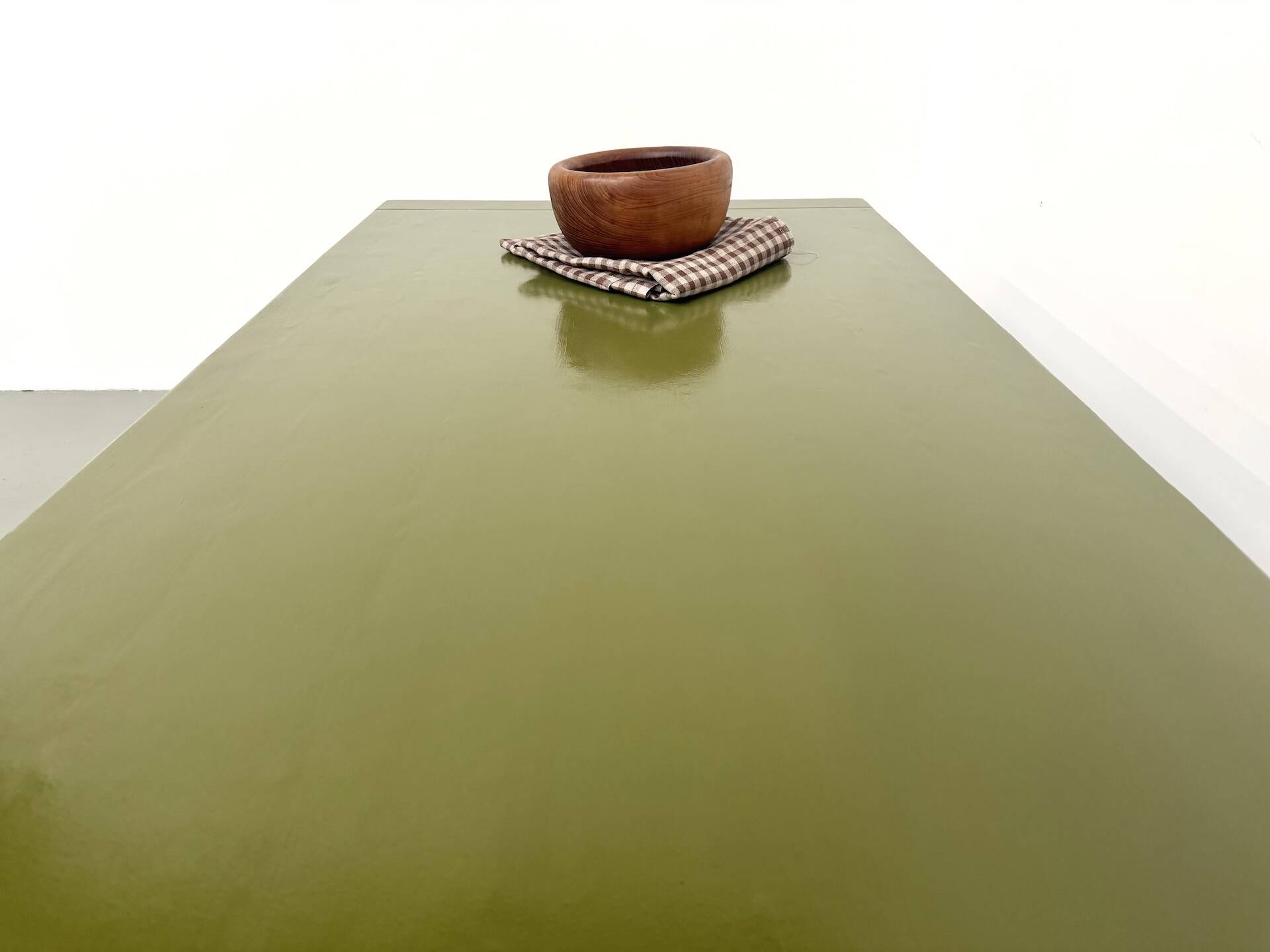 Glossy olive green lacquered dining table — DLG Georges Robert, Circa 1970