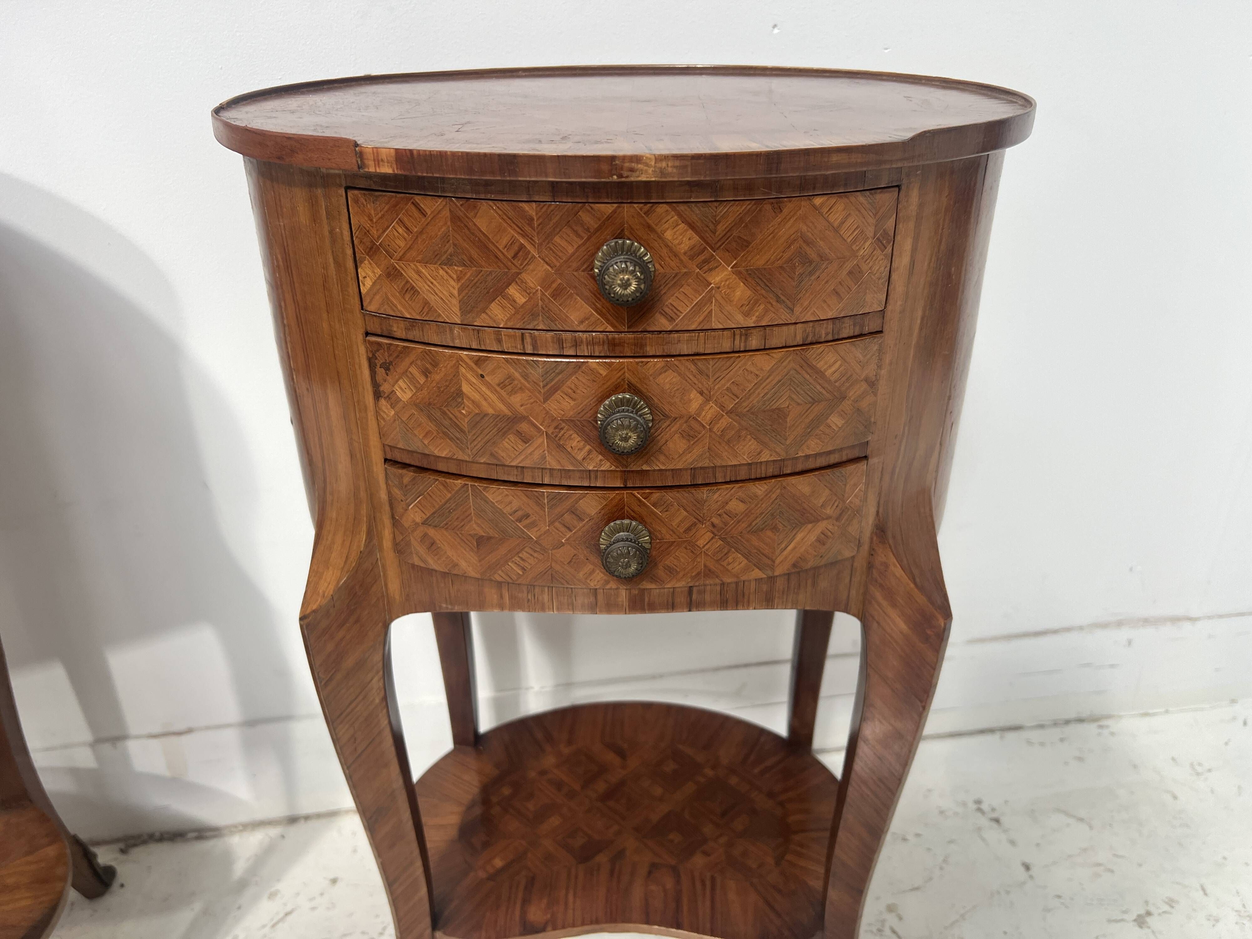Pair of small kidney-shaped commodes in marquetry veneer, 20th century.