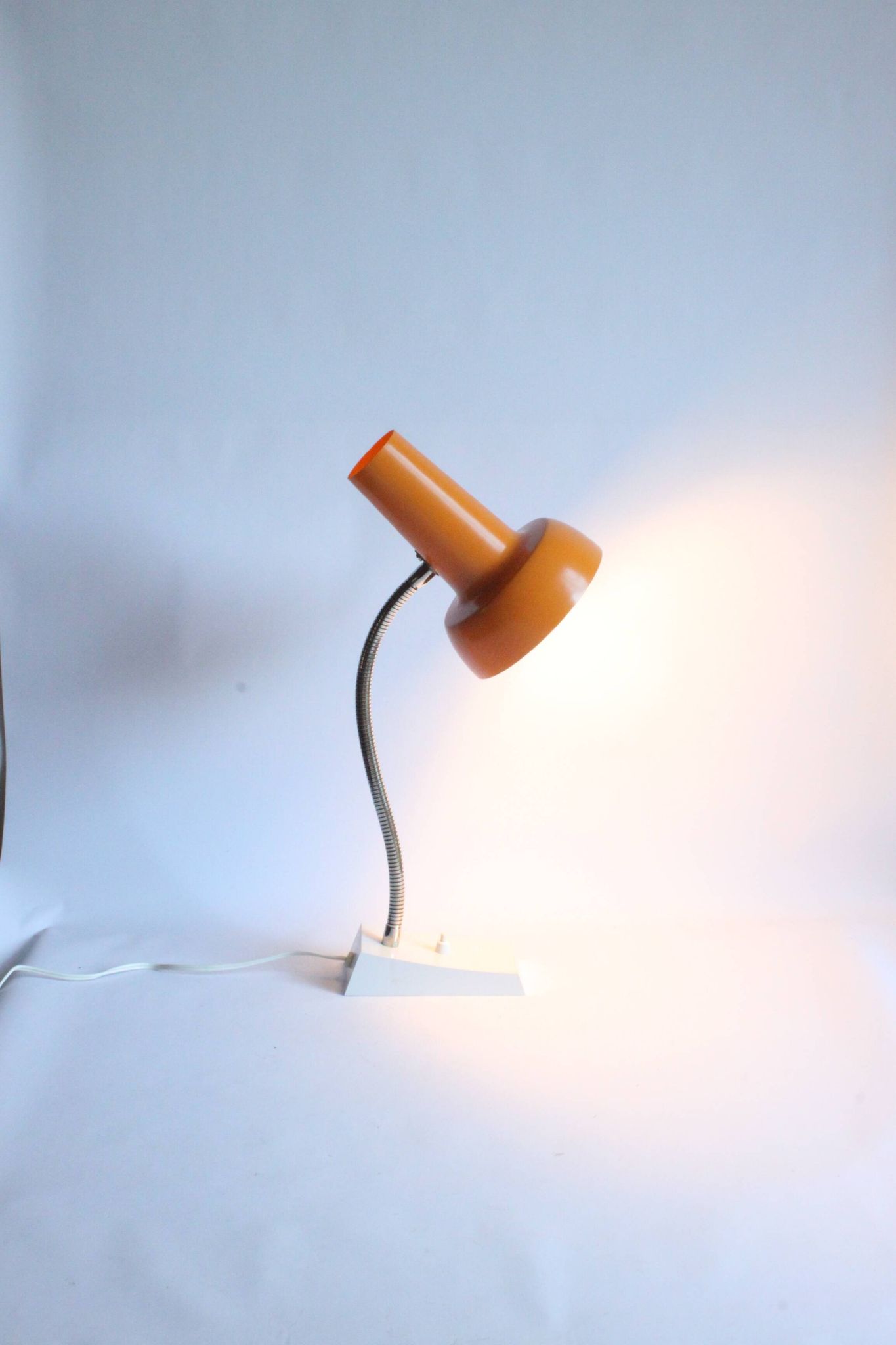 Lampe de bureau en métal orange par Sis Leuchten, Allemagne 1960