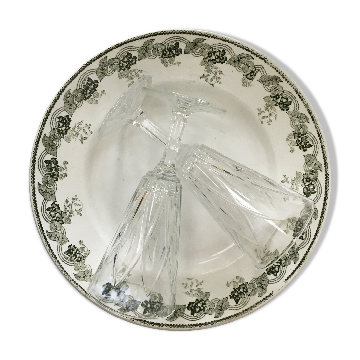Assiette ancienne sur piedouche  Terre de Fer Modèle Violetta Moulin des Loups Hamage
