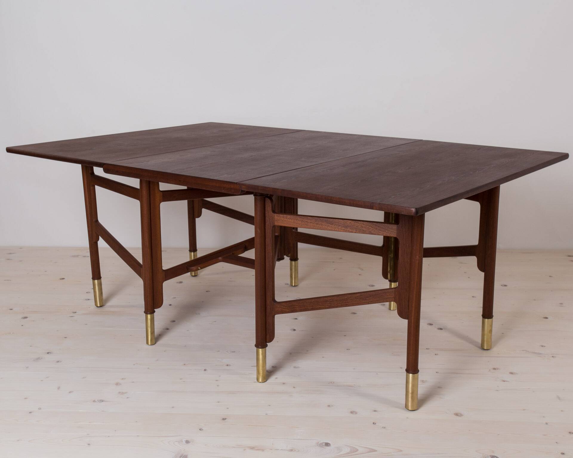 Table à manger vintage, bois de teck, éléments en laiton, Norvège, années 1950