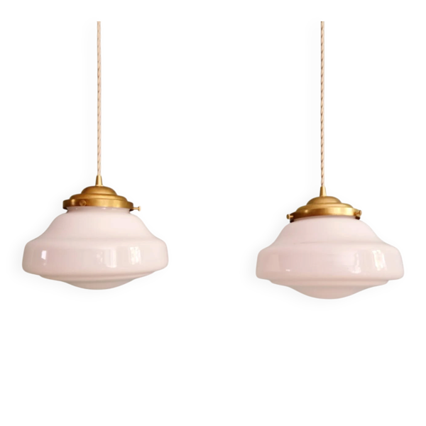 Paire de suspensions Art Déco en opaline blanche