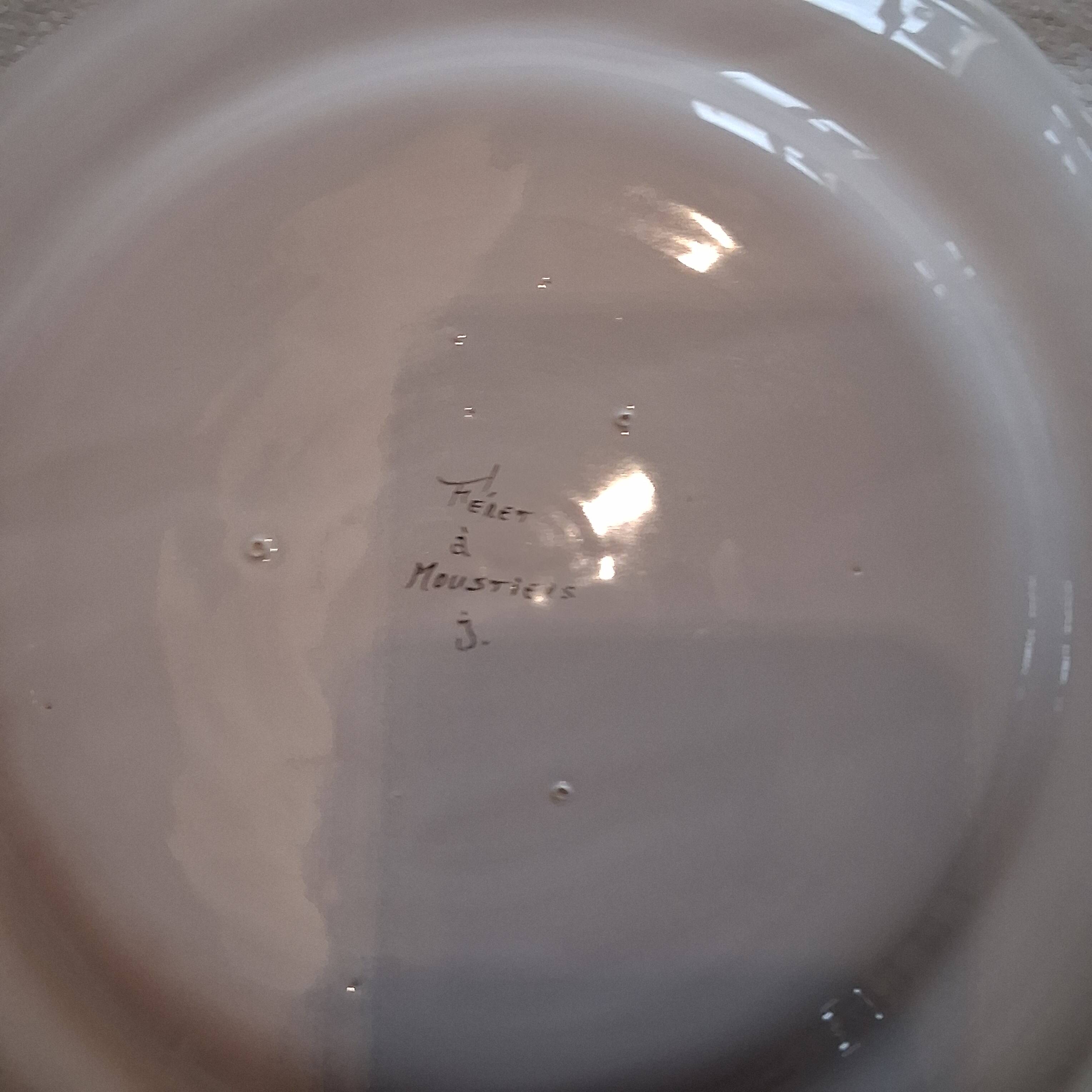 Moustier Feret plate in earthenware in very good condition.