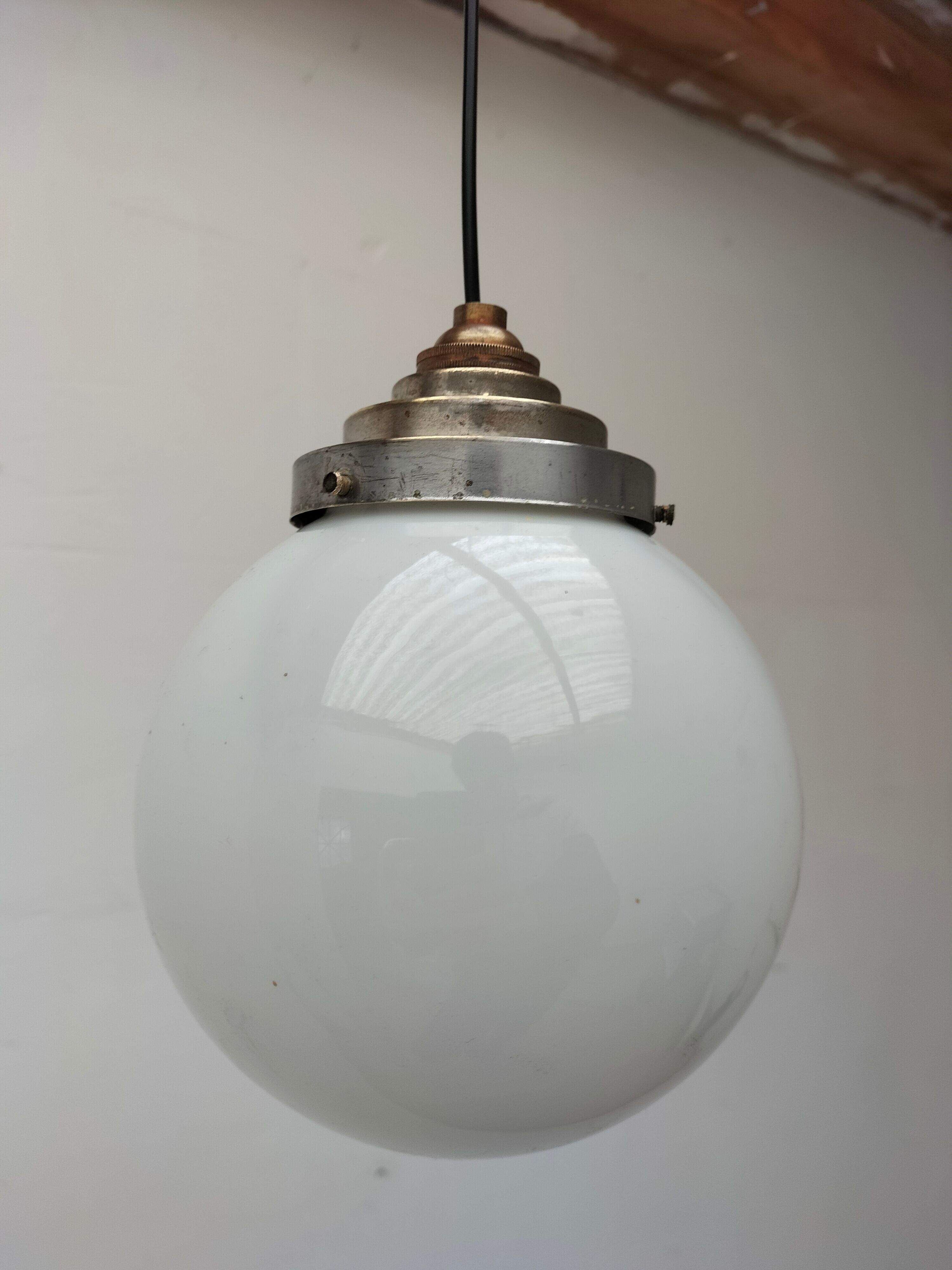 Suspension ball opaline