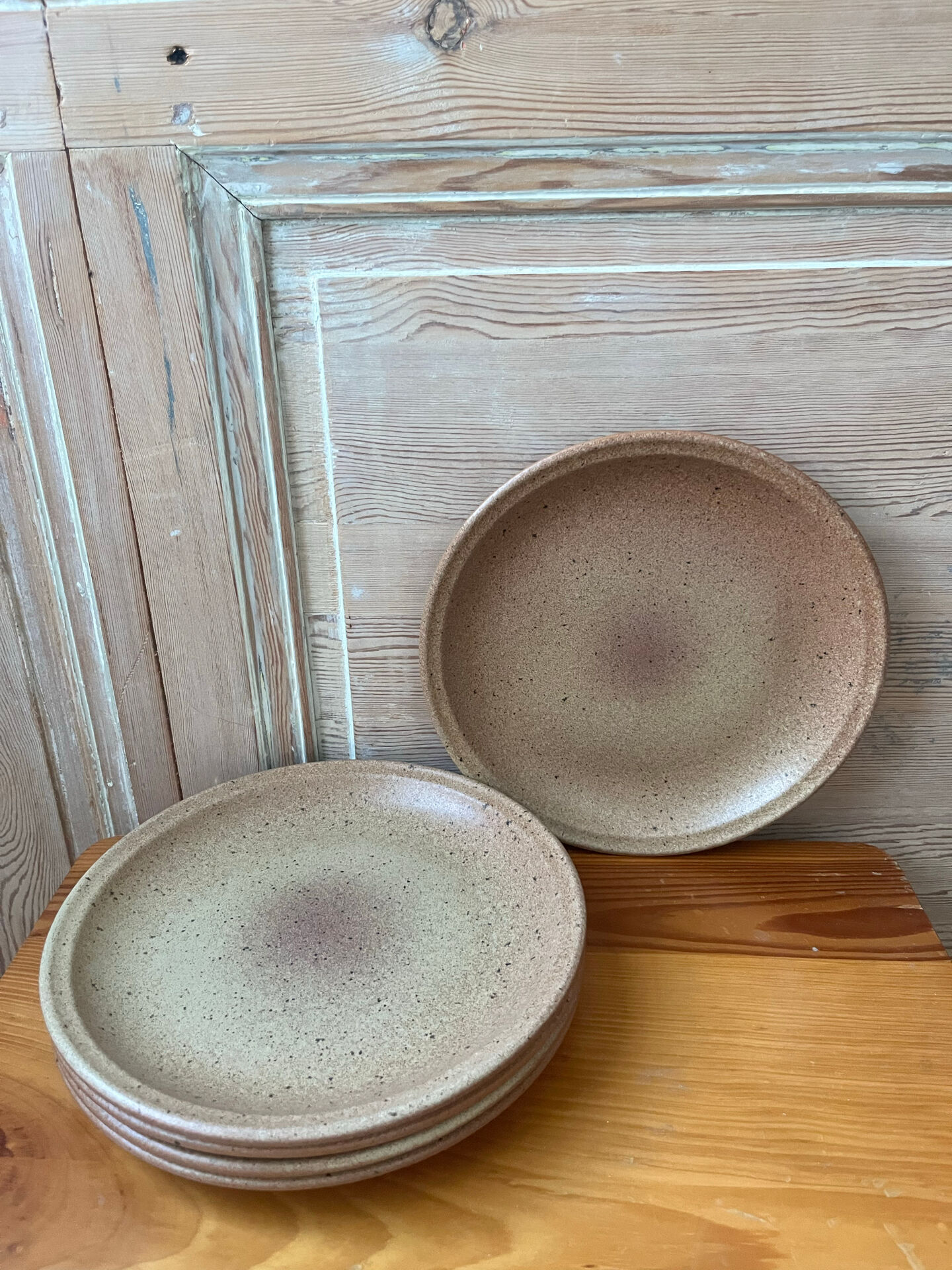 5 flat plates in stoneware