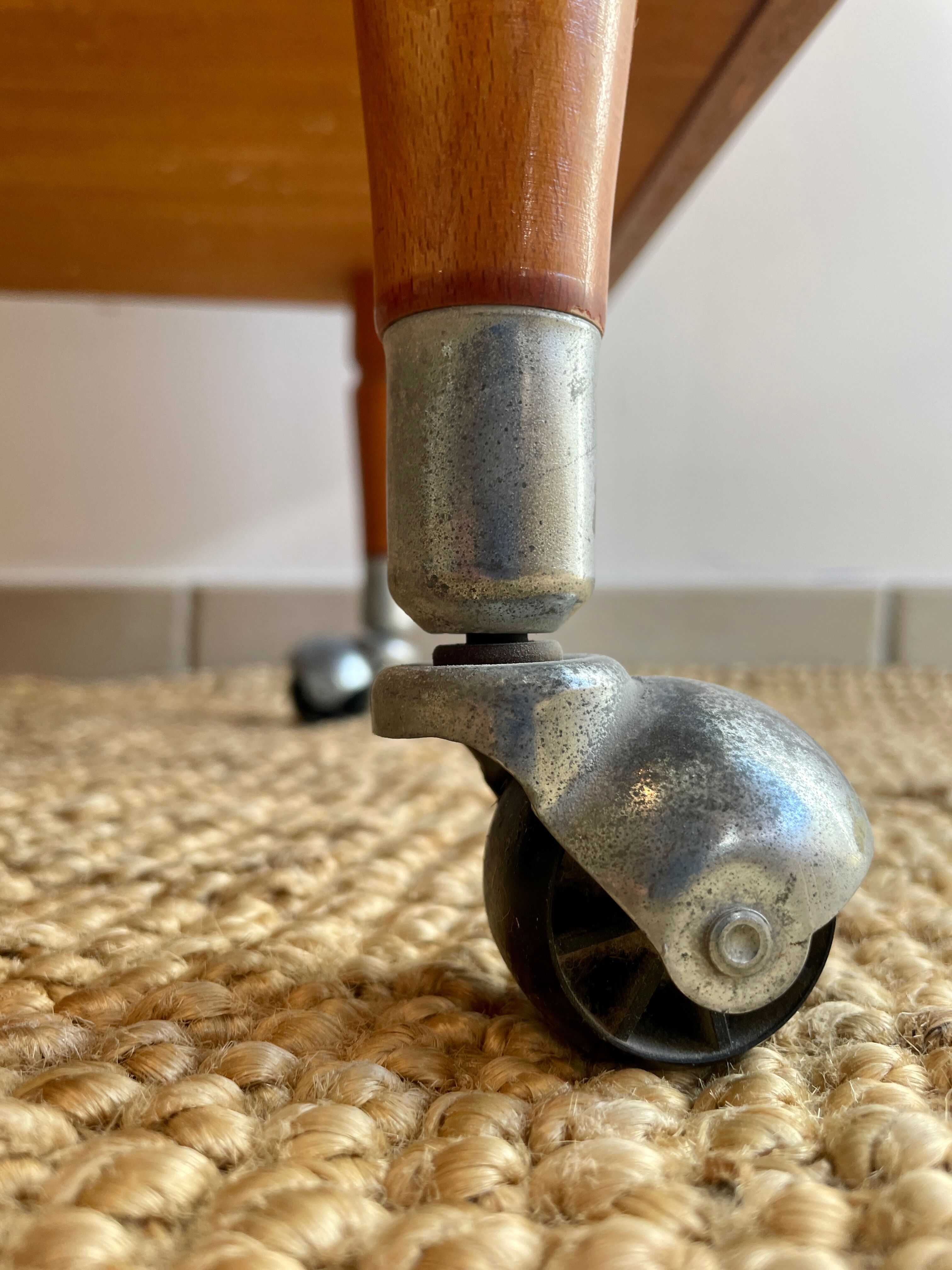 Meuble bar vintage sur roulettes