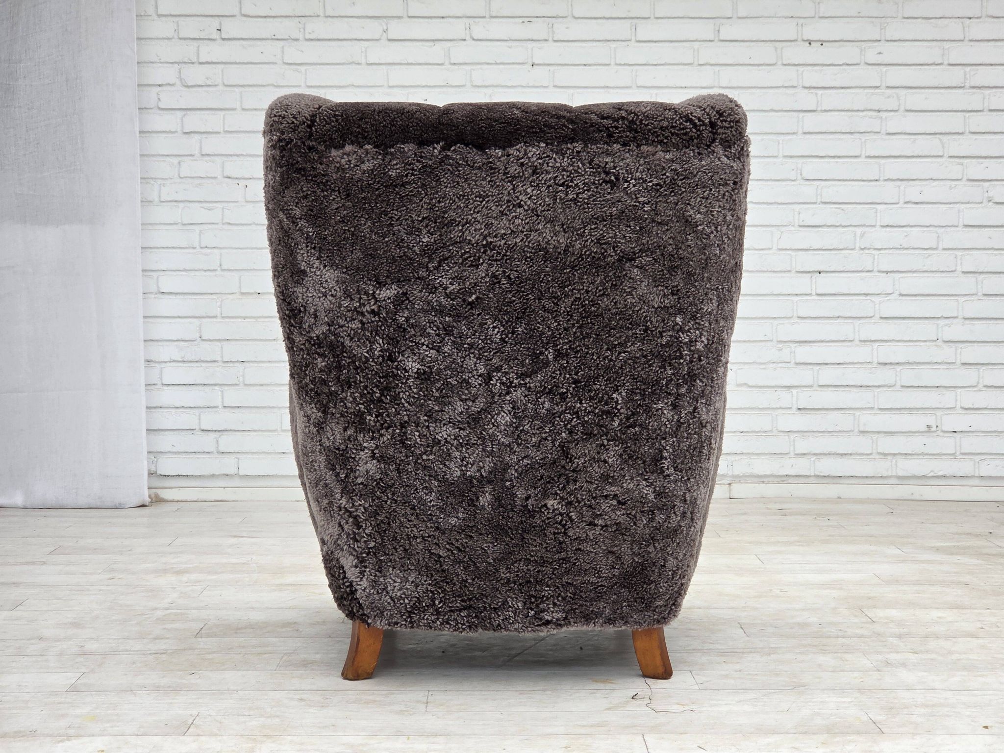 Années 1960, design danois, fauteuil rembourré, véritable peau de mouton.