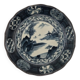 Assiette ancienne signée en céramique bleue à décor de paysage, Japon