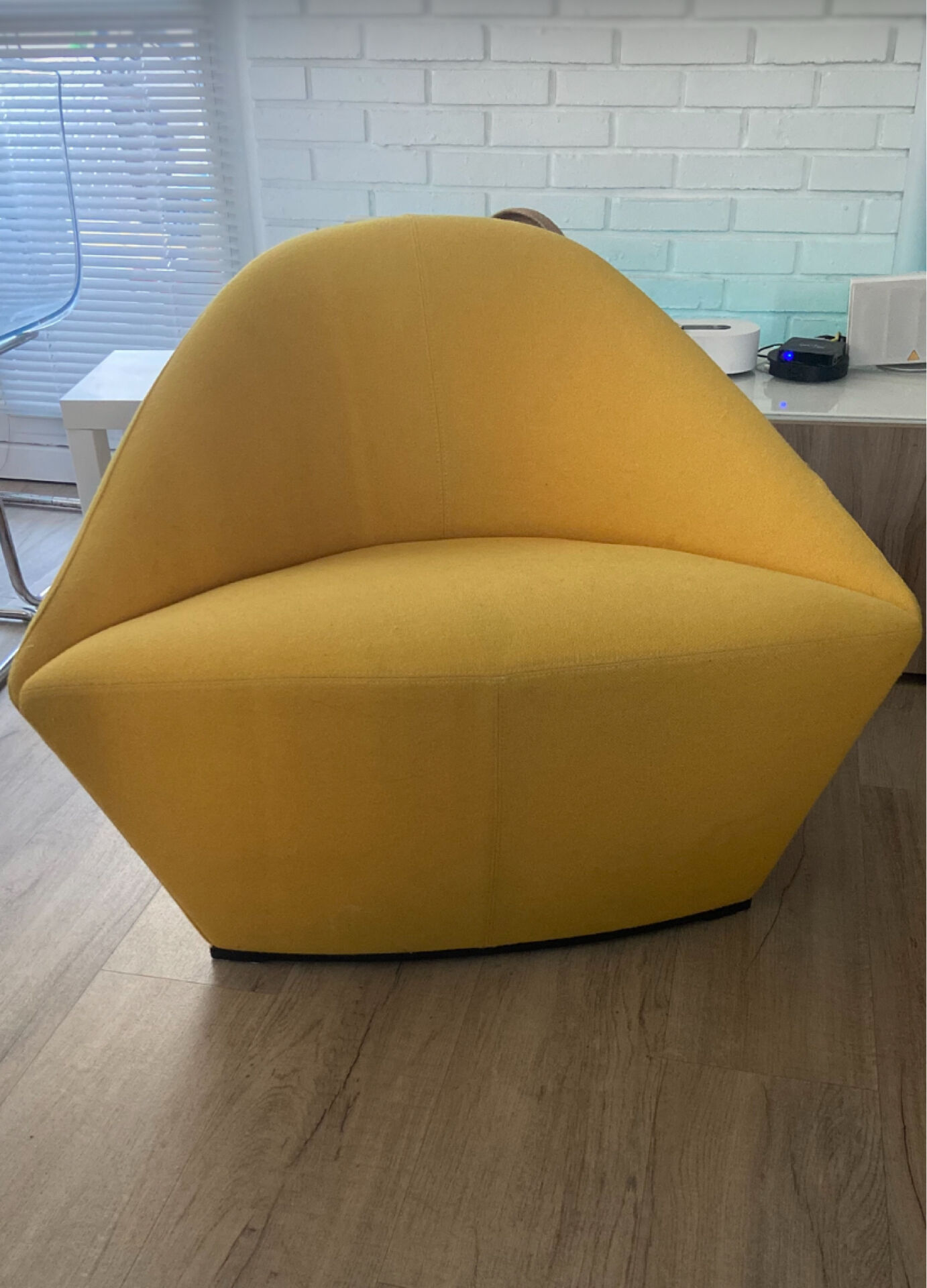 Un fauteuil Arper Colina - Design Lievore Altherr Molina, jaune