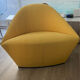 Un fauteuil Arper Colina - Design Lievore Altherr Molina, jaune