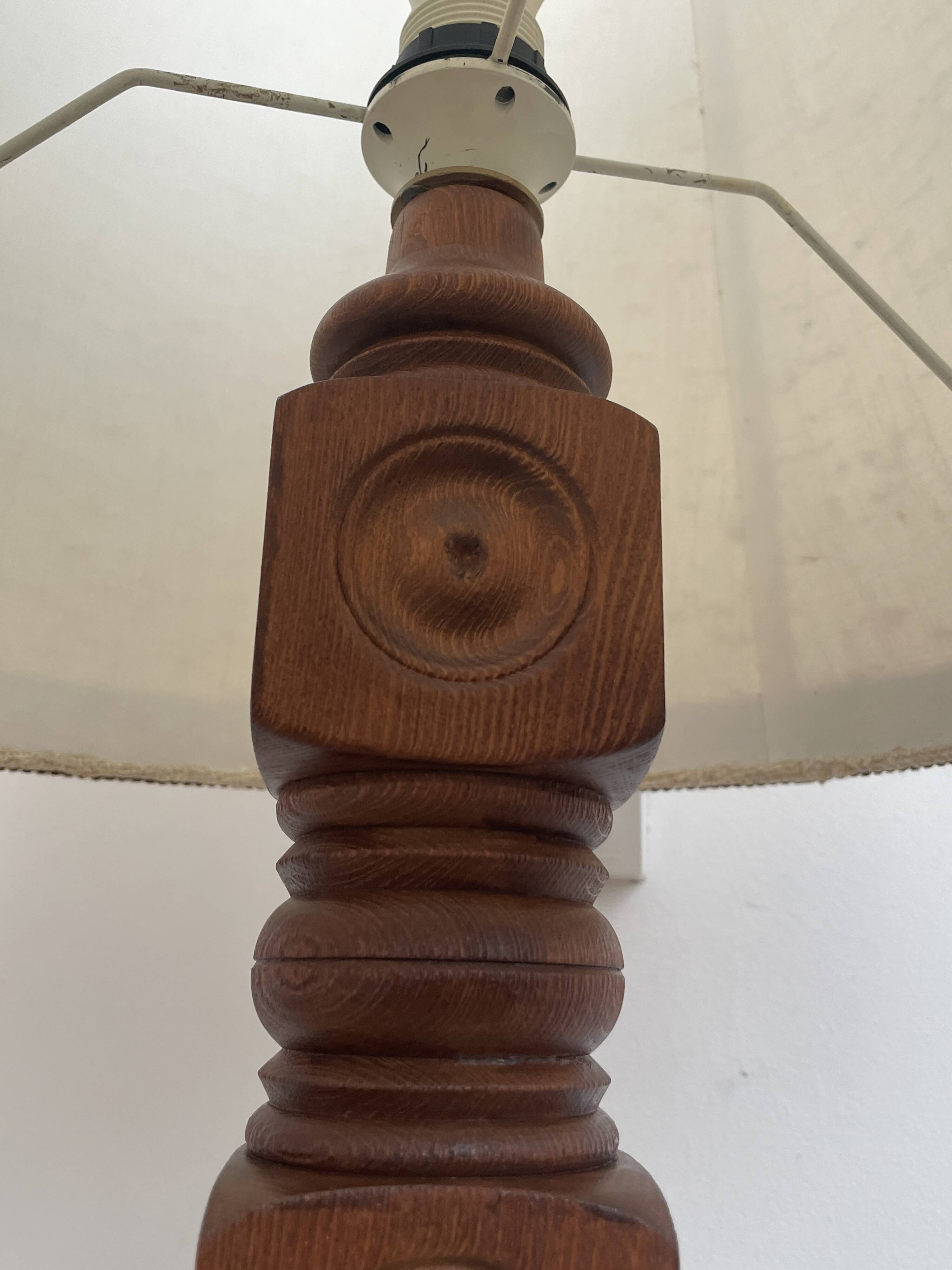 Brutalist floor lamp in turned wood, in the style of Charles Dudouyt.